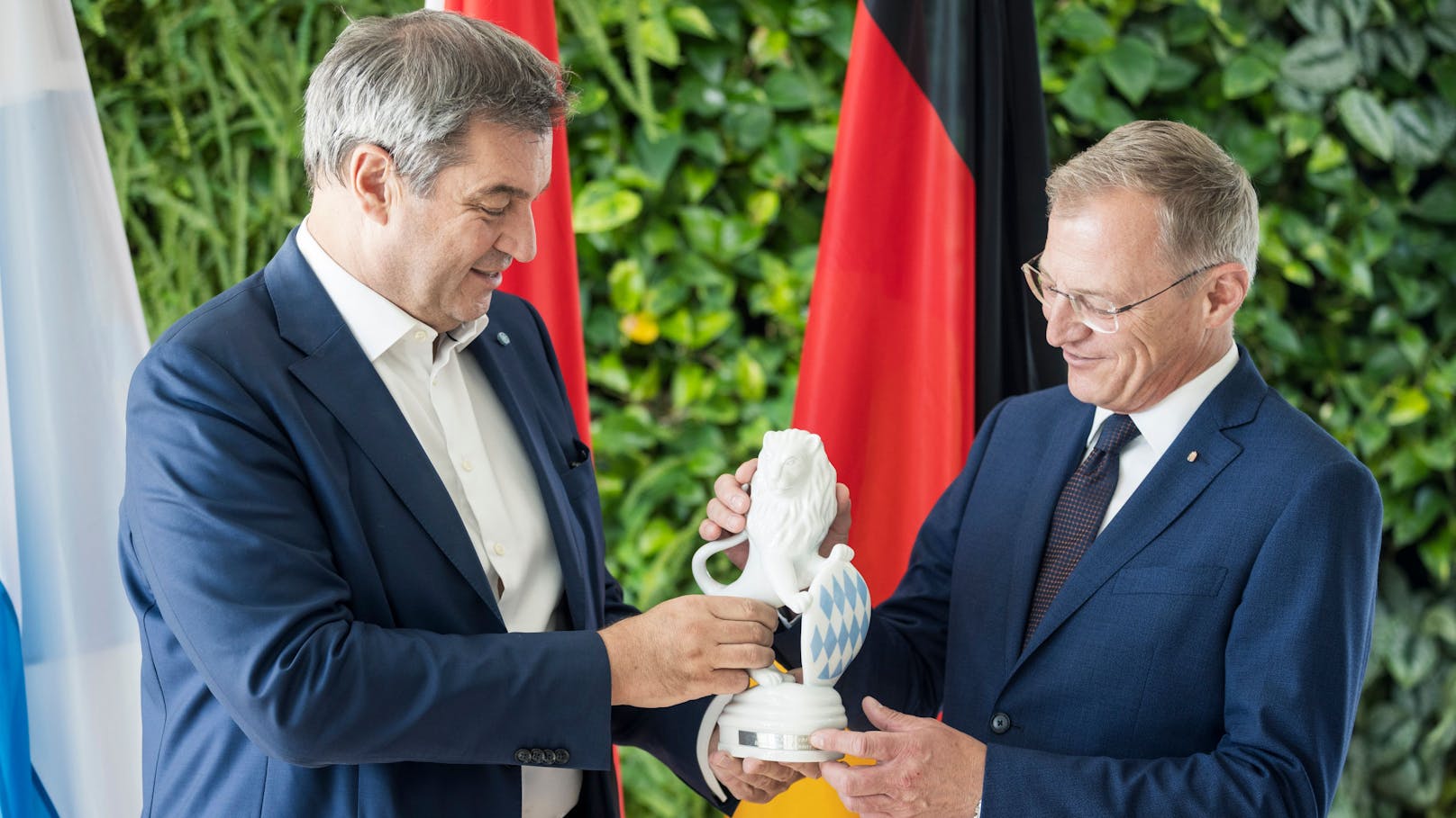 Bei einem Arbeitsgespräch mit Bayerns Ministerpräsident Markus Söder (CSU) besprachen die Landes-Chefs einen verstärkten Austausch bei den Themen KI und erneuerbare Energie.