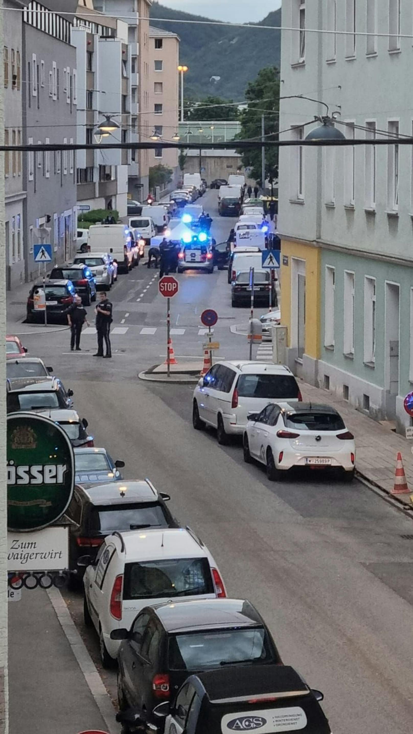 Am Dienstagabend fielen in der Schwaigergasse in Floridsdorf Schüsse. Ein Polizist schoss auf einen Angreifer, auch eine Frauenleiche wurde entdeckt.