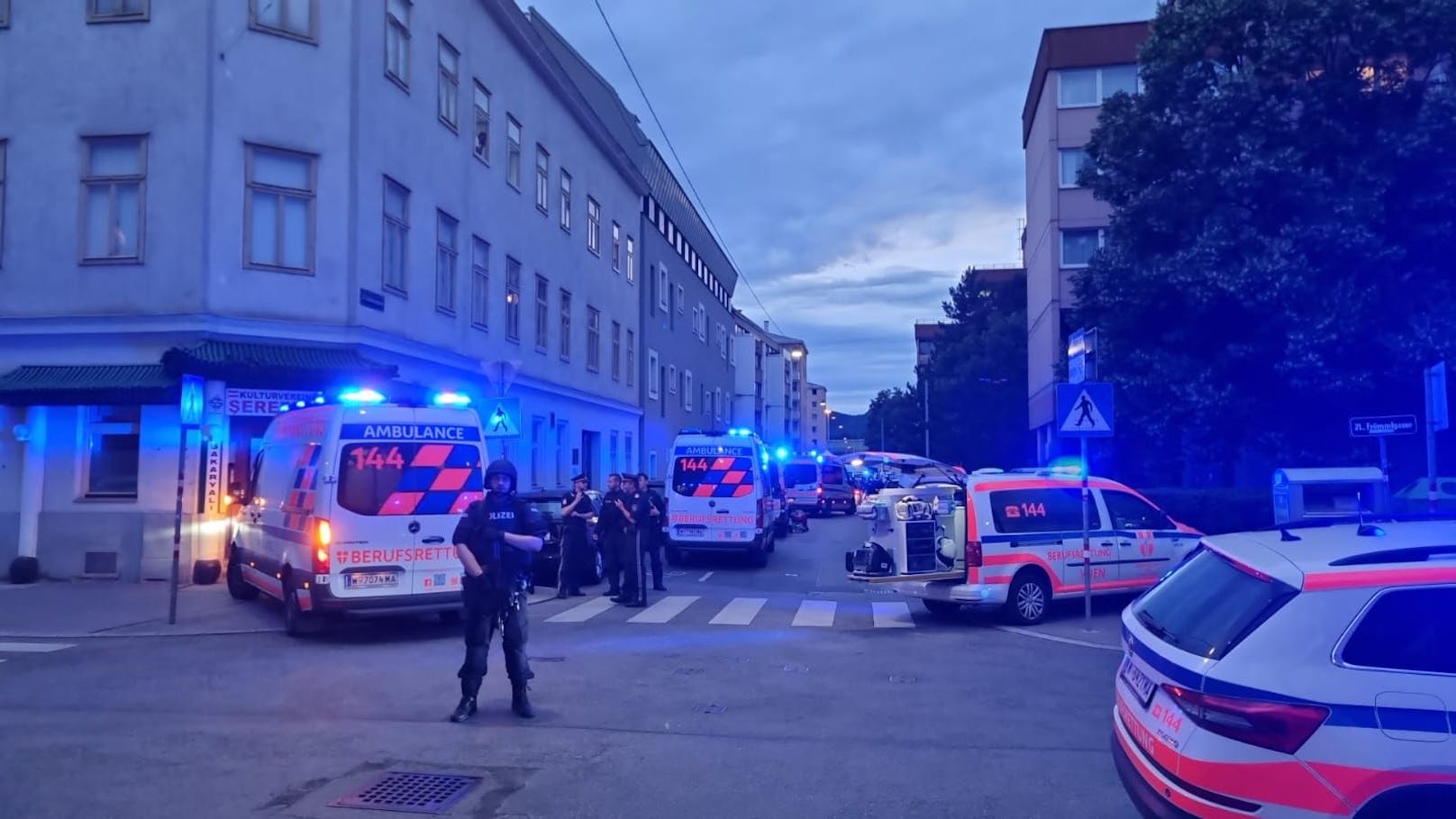 Am Dienstagabend fielen in der Schwaigergasse in Floridsdorf Schüsse. Ein Polizist schoss auf einen Angreifer, auch eine Frauenleiche wurde entdeckt.