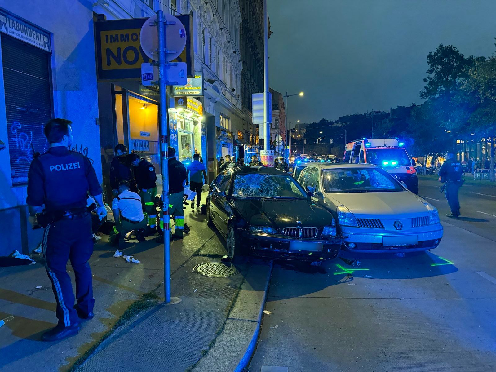 Der BMW landete nach einem missglückten Manöver auf dem Gehsteig.