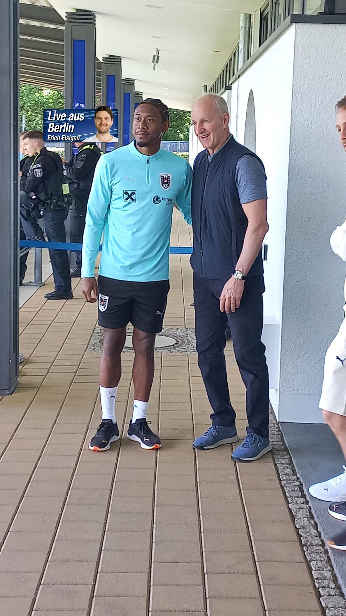 David Alaba mit Hockey-Ikone Ralph Krueger