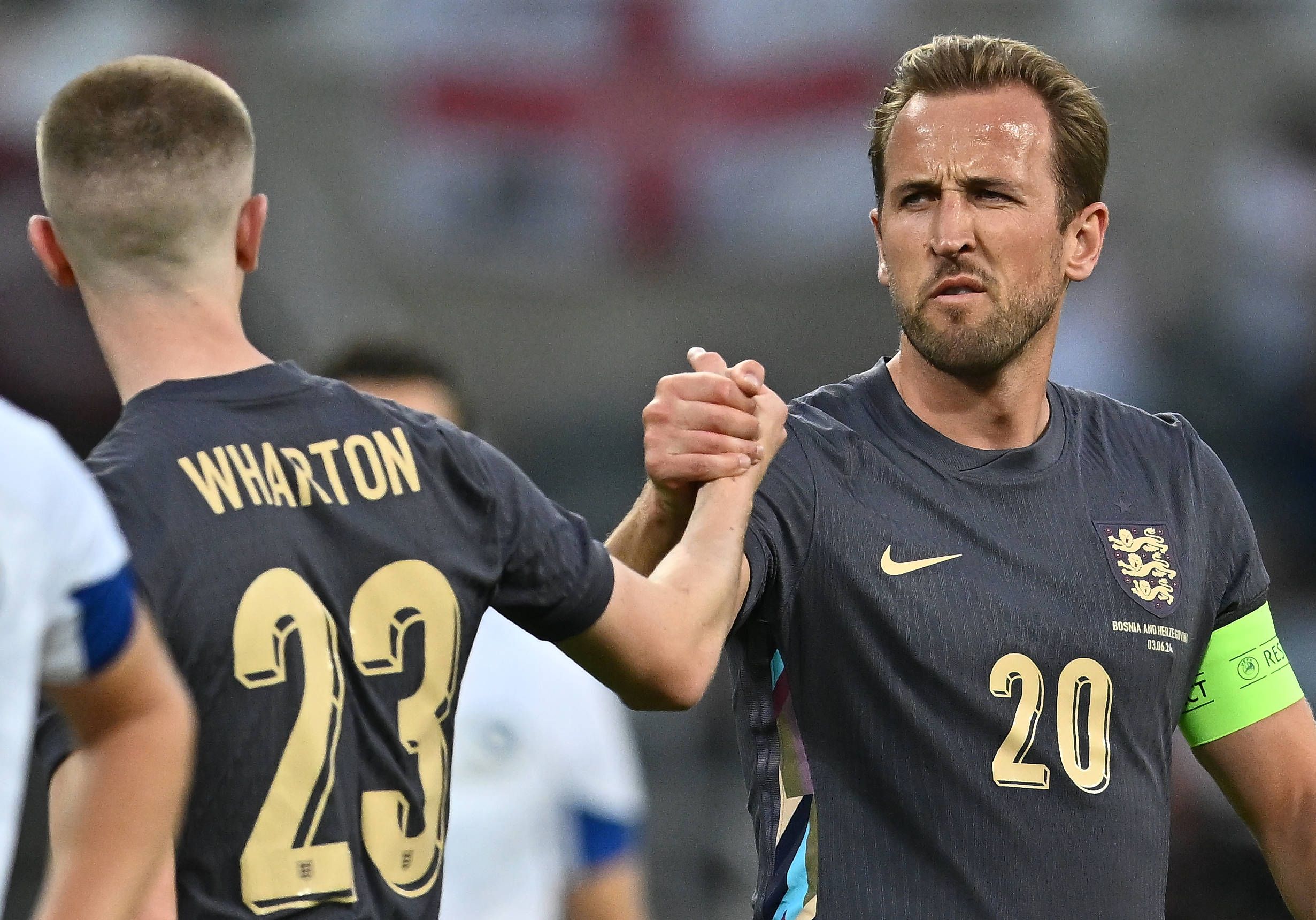 Harry Kane klatscht mit Adam Wharton ab