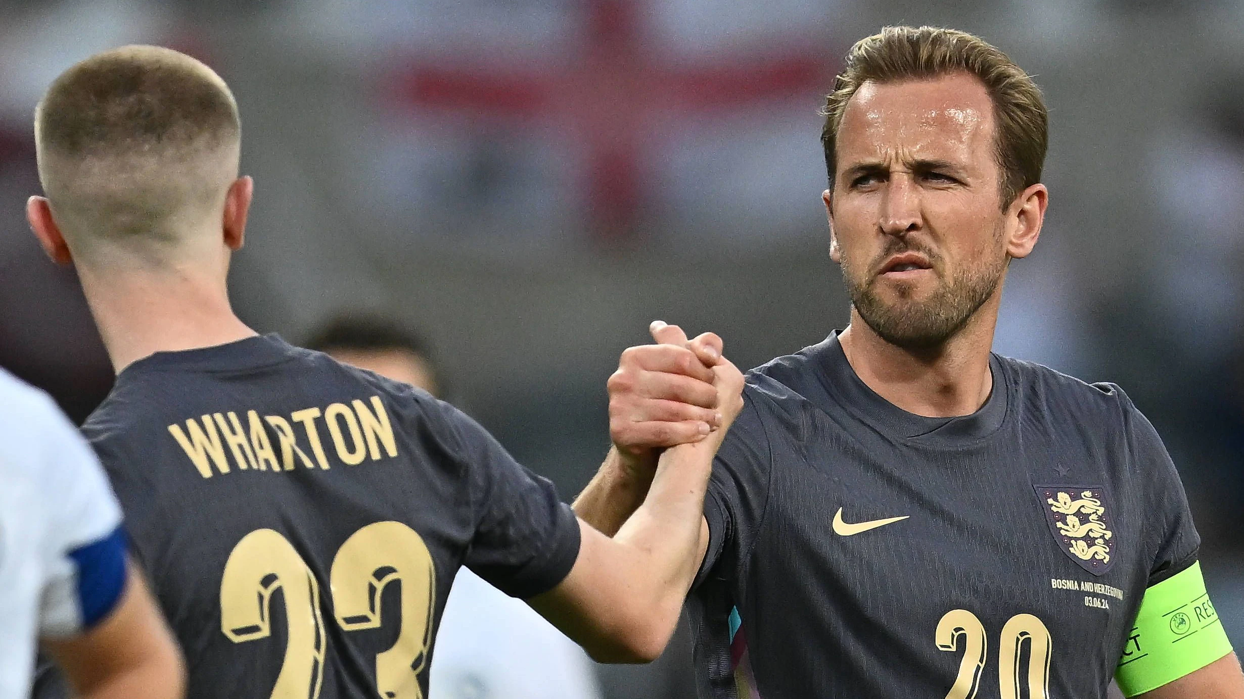 Harry Kane klatscht mit Adam Wharton ab