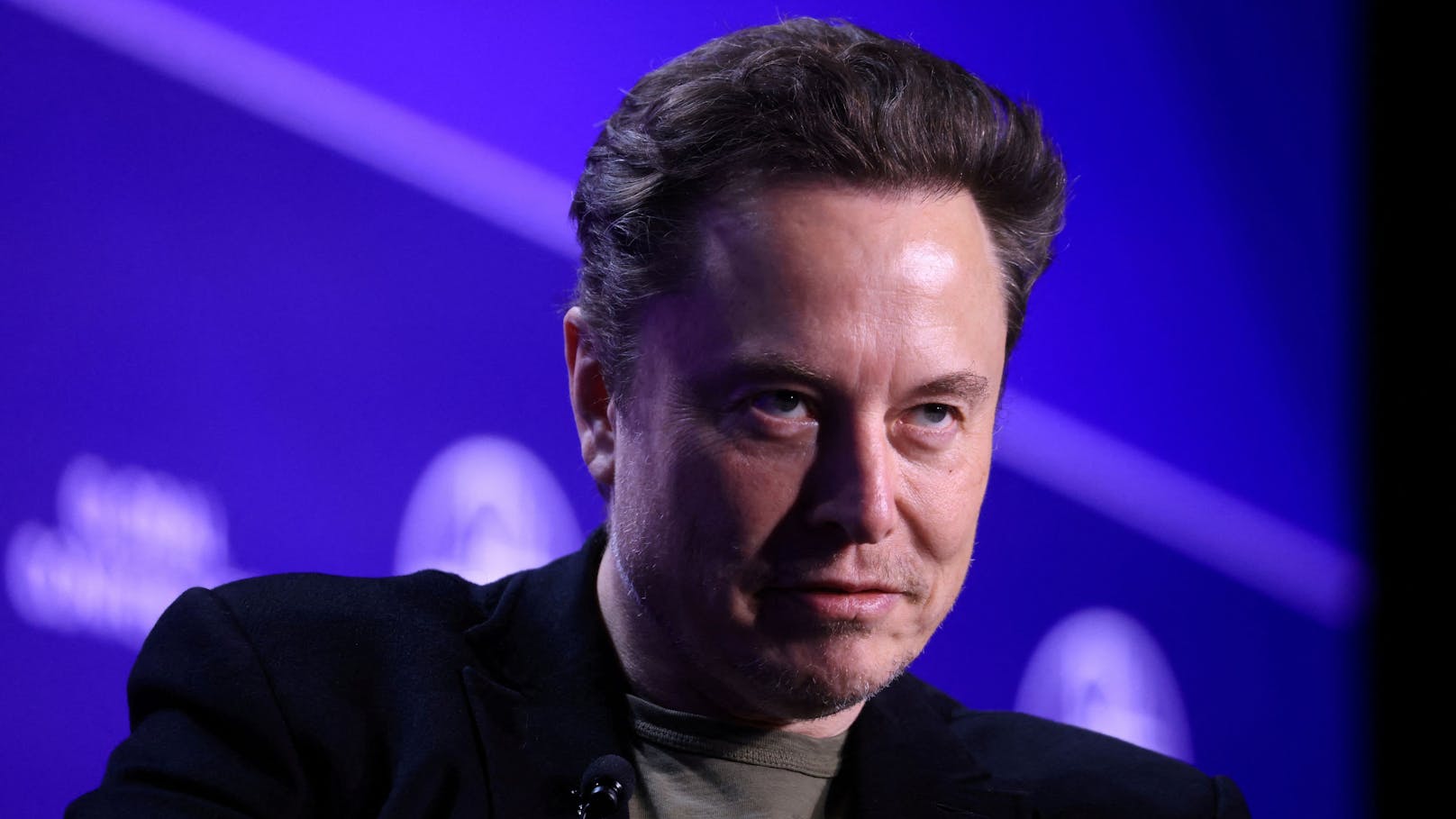 "Nur nach der BH-Größe beurteilt" – Elon Musk verklagt