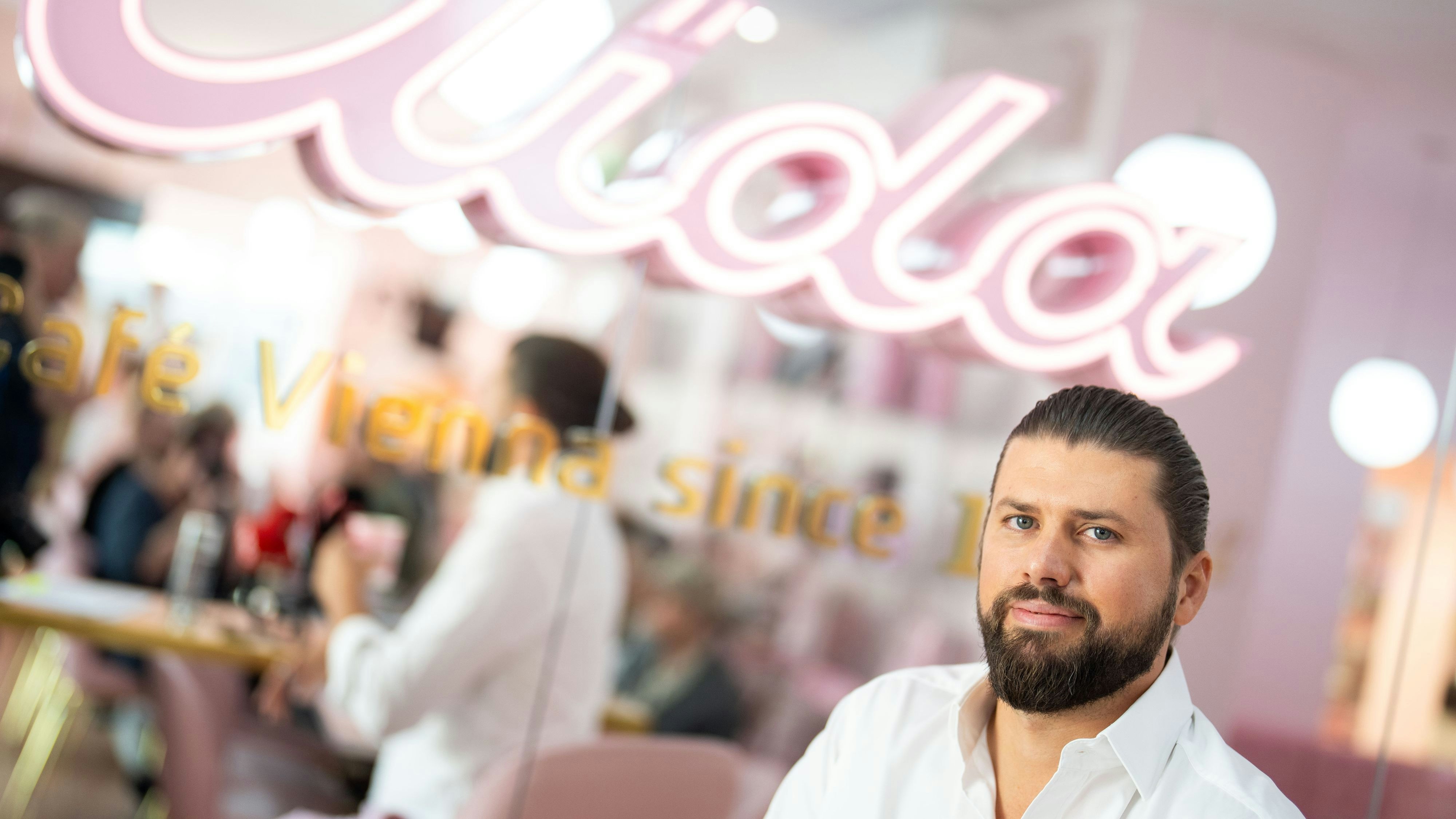 Download von www.picturedesk.com am 13.06.2024 (11:24).  ABD0027_20230810 - WIEN - ÖSTERREICH: Aida-Chef Dominik Prousek am Donnerstag, 10. August 2023, im Rahmen einer PK der Aida Konditorei zum Thema "110 Jahre Traditions-Cafe-Konditorei Aida - Weitere Expansionspläne" in Wien. - FOTO: APA/GEORG HOCHMUTH  _ - 20230810_PD1488 - Rechteinfo: Rights Managed (RM)