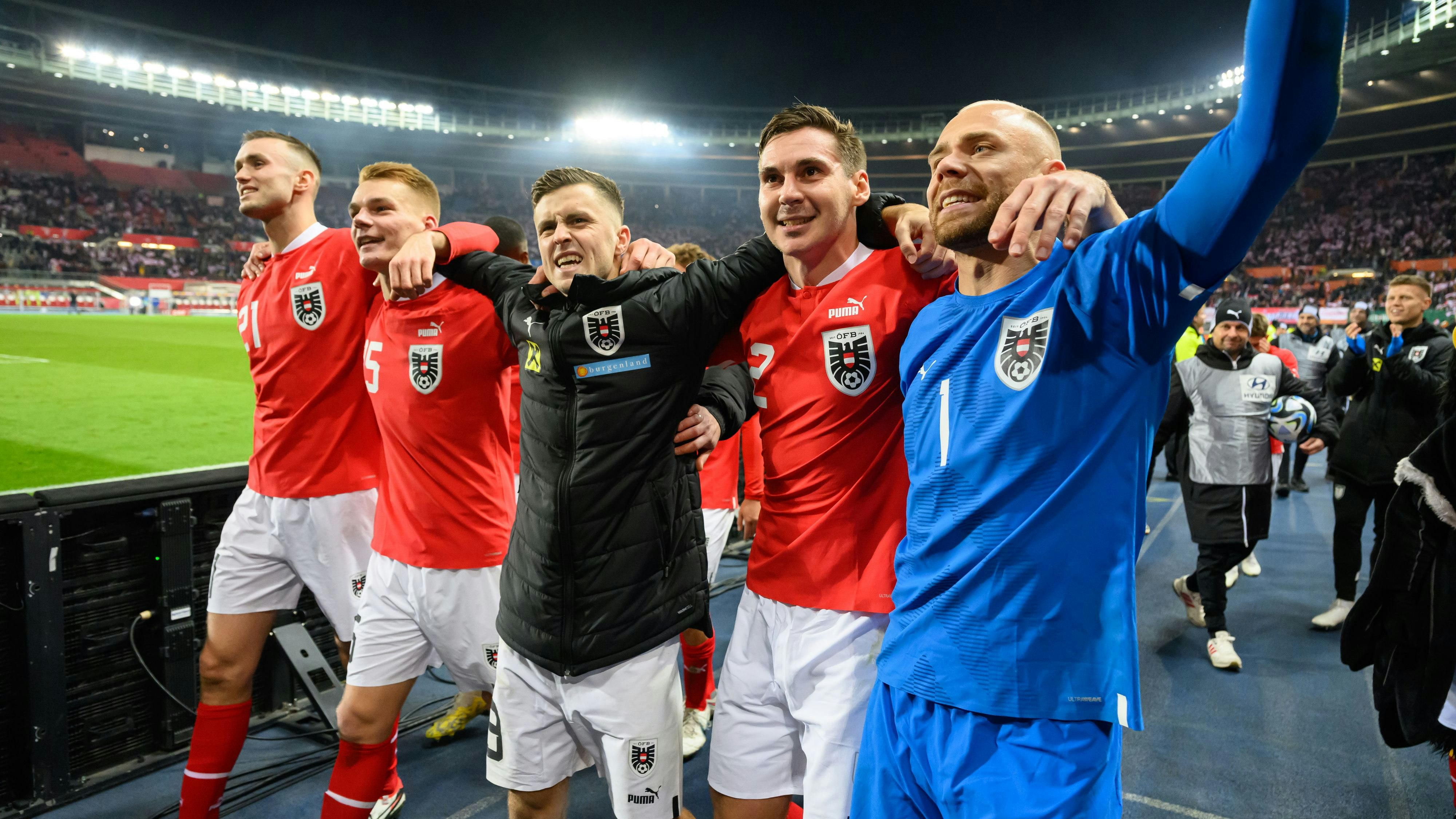 Österreichs Team bei der Ehrenrunde im Happel-Stadion nach dem Sieg im Freundschaftsspiel gegen Deutschland im November 2023. Deutschlands oberster Fußball-Regelexperte Lutz Wagner traut den Österreichern bei der EM 2024 nicht zuletzt deshalb Großes zu