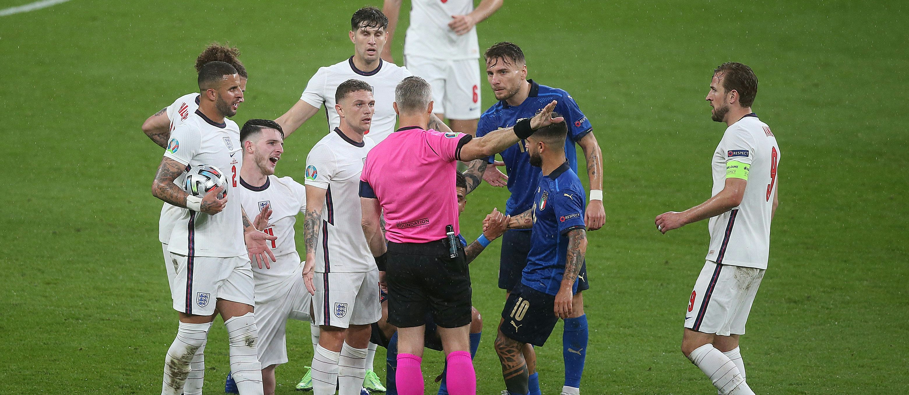 Das Finale der Fußball-EM 2020 fand Pandemie-bedingt erst ein Jahr später, am 11. Juli 2021, in London Wembley statt. Bei Spiel zwischen England (in Weiß) und Italien stand Schiedsrichter Bjorn Kuipers nicht selten im Mittelpunkt. Derartige Gruppendiskussionen mit dem Spielleiter soll es bei der EM 2024 in Deutschland, die am 14. Juni beginnt, nicht mehr geben