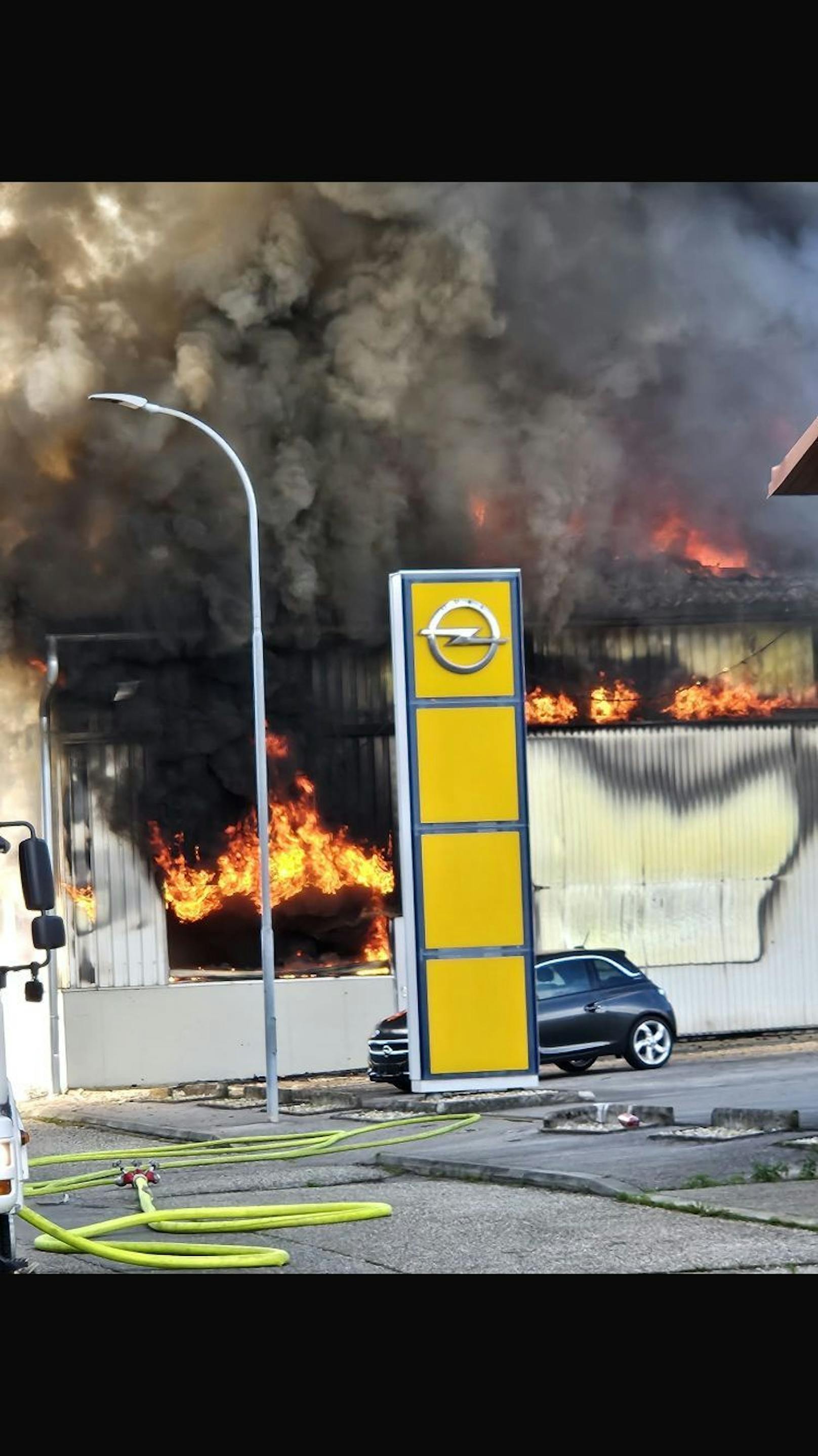 Großbrand in Laa an der Thaya. Eine Auto-Werkstatt steht in Flammen.