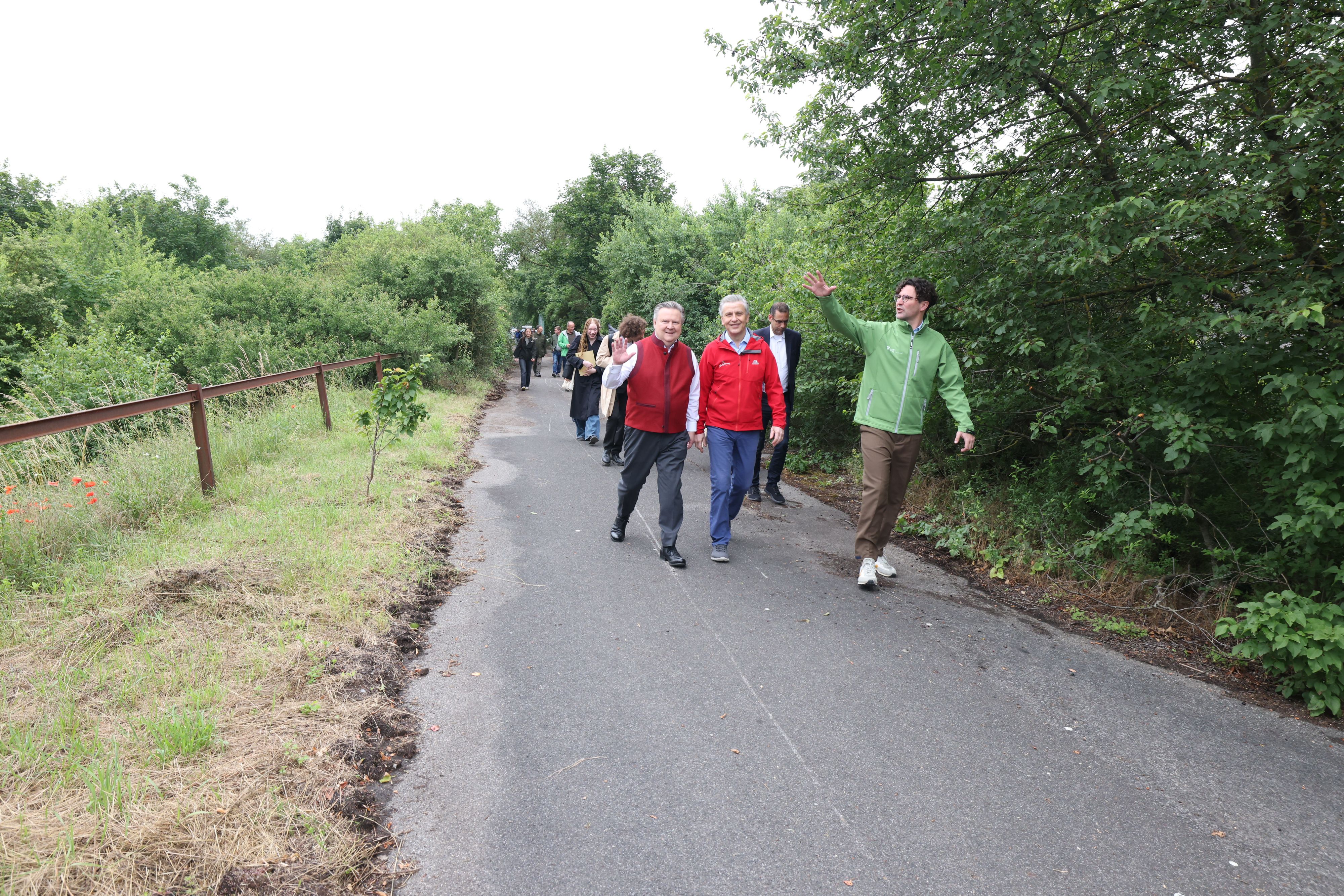 Als funktionierendes Ökosystem soll das Areal künftig einen Beitrag zum Klimaschutz leisten. Im Bild Bürgermeister Michael Ludwig mit dem Wiener SPÖ-Klubvorsitzenden Josef Taucher und dem Leiter des Umweltschutz-Magistrats Michael Kienesberger.
