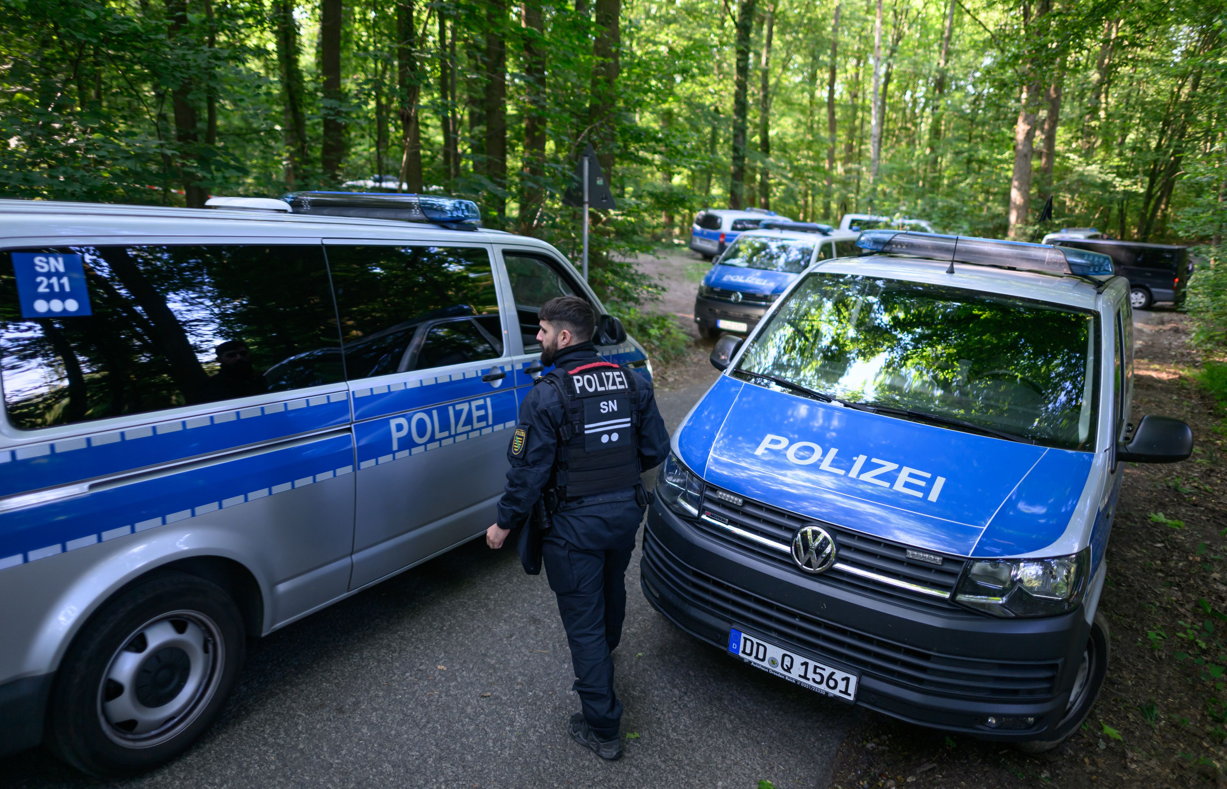 Lebloser Körper gefunden: Polizisten durchkämmen auf der Suche nach Valeriia den Wald.