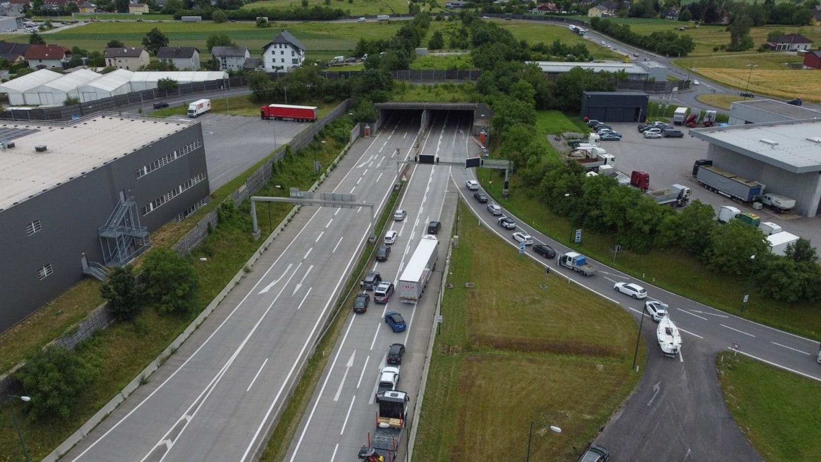 Ein Eichkatzerl verursachte in Wels eine Tunnelsperre und Staus.