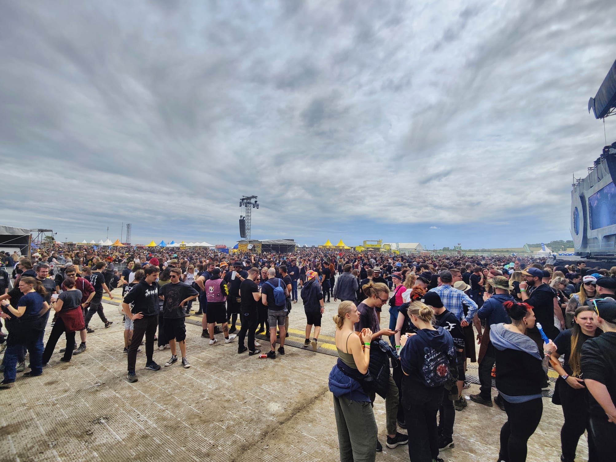 Vor der Blue Stage gehen die Fans in Startstellung.
