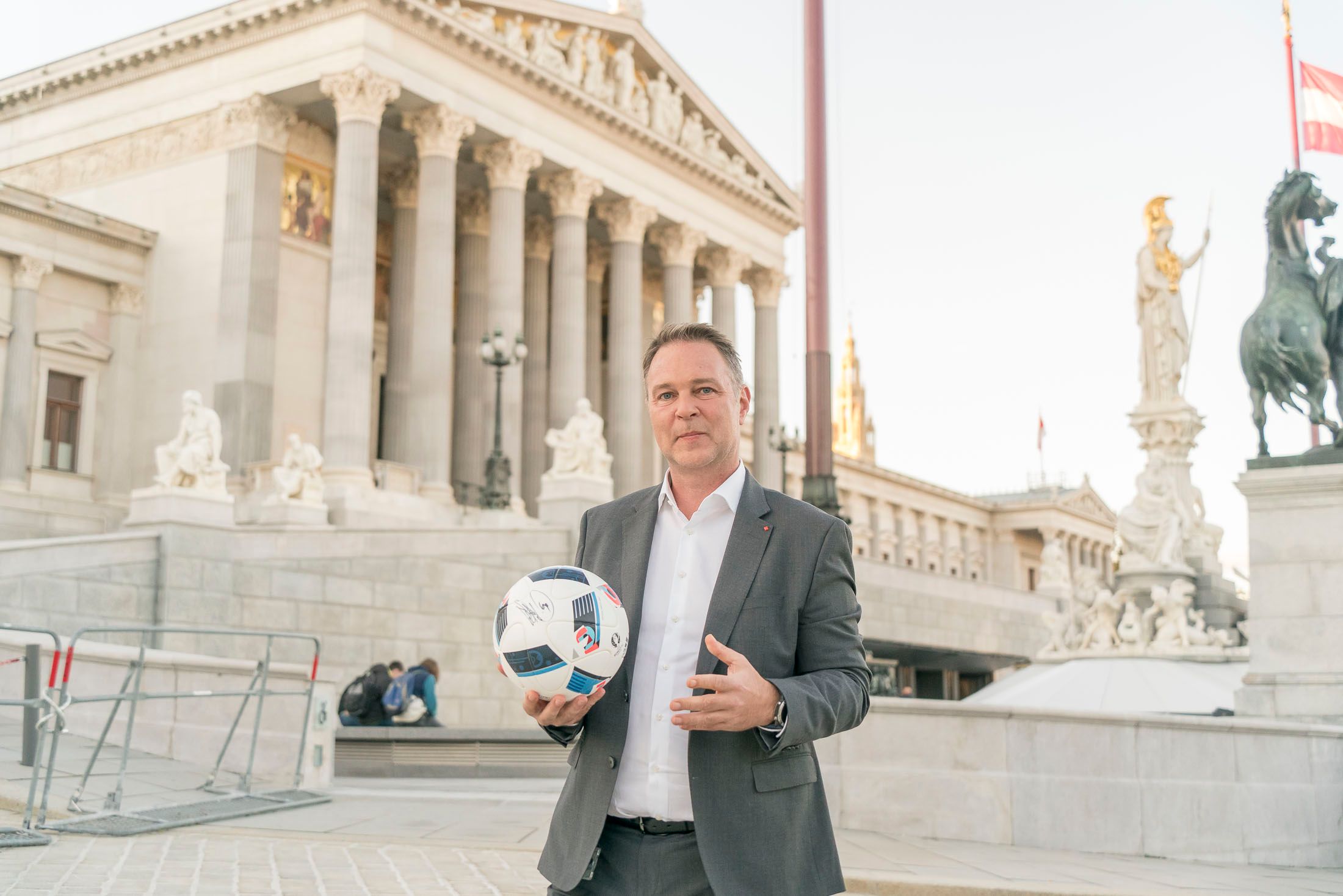 Andreas Babler setzt sich dafür ein, mehr Fußball zurück zum ORF zu holen. (Archivbild)