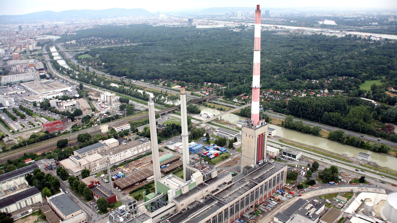 Im Kraftwerk Simmering warten zwei gigantische “Thermoskannen”, riesige Turbinen, ein Biomasse-Kraftwerk darauf, besichtigt zu werden.