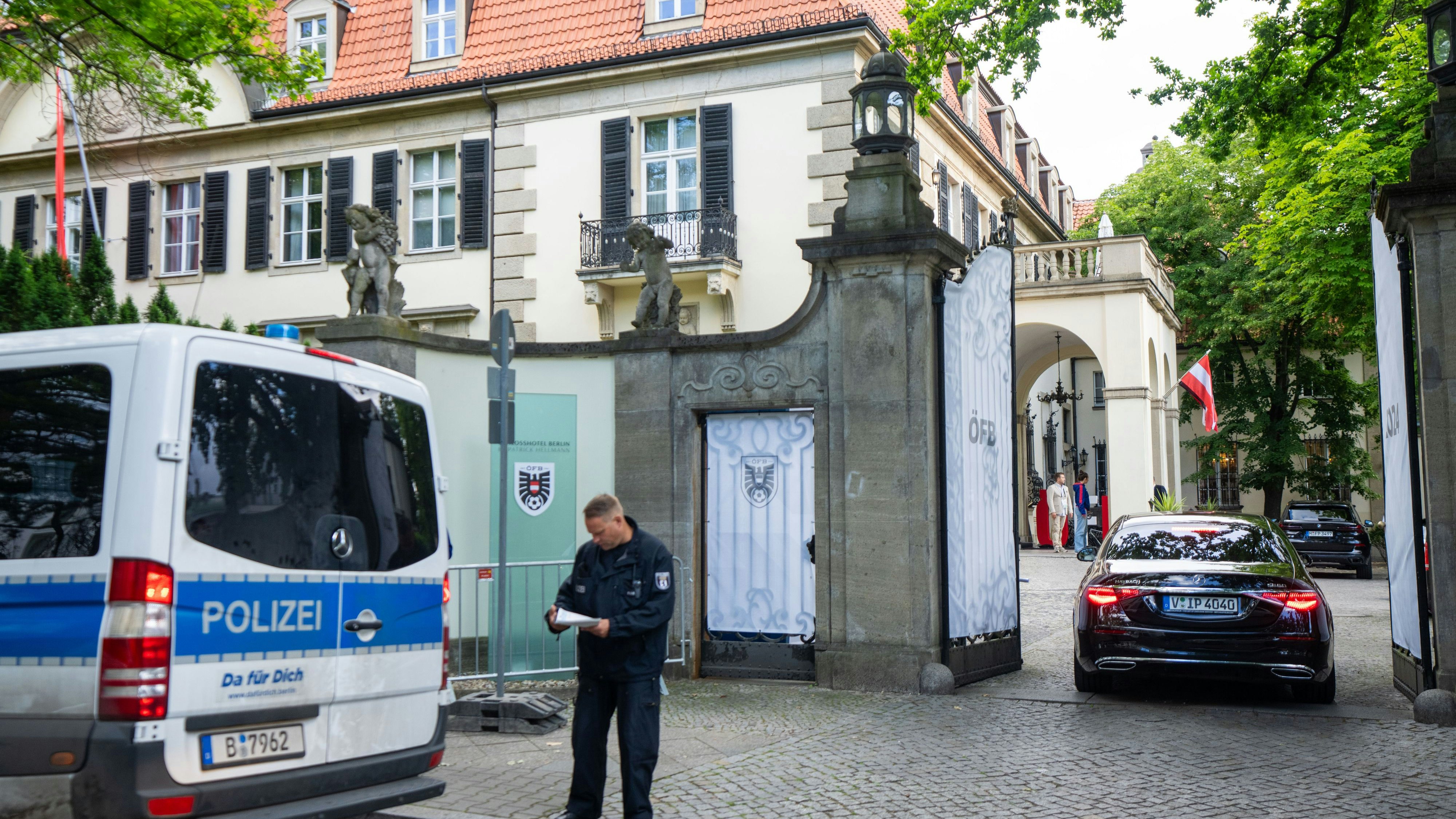 Schöner wohnen: Das VIP-Fahrzeug mit David Alaba und Marko Arnautovic bei der Ankunft im Schlosshotel Berlin, dem Teamquartier