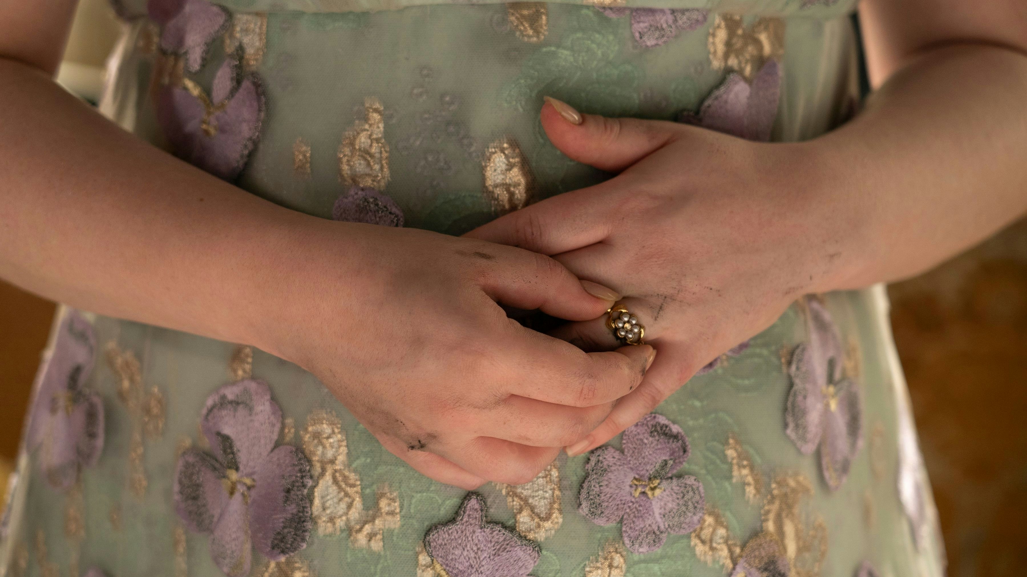 Ein Ring sie zu knechten … Penelope trägt endlich Colins Verlobungsring – doch junge Bridgerton kennt noch nicht das geheime Doppelleben seiner künftigen Ehefrau