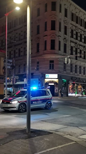 Gestohlenes Auto in Wien entdeckt: Wilde Verfolgungsjagd mit Polizei endet mit Festnahmen. Ermittlungen nach flüchtigem Lenker laufen.