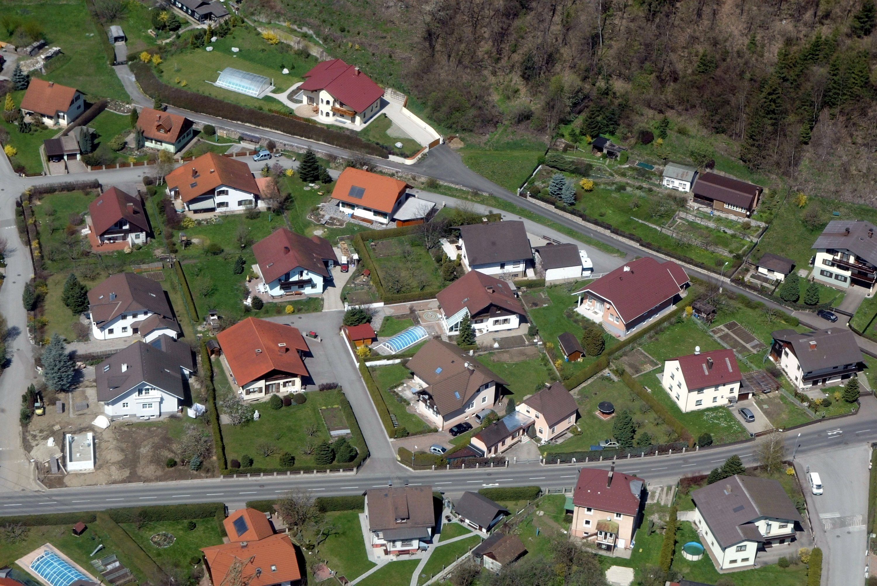 Der Bau von Einfamilienhäusern (im Bild der Wienerwald in Niederösterreich) forciert vor allem im Speckgürtel den Bodenverbrauch.