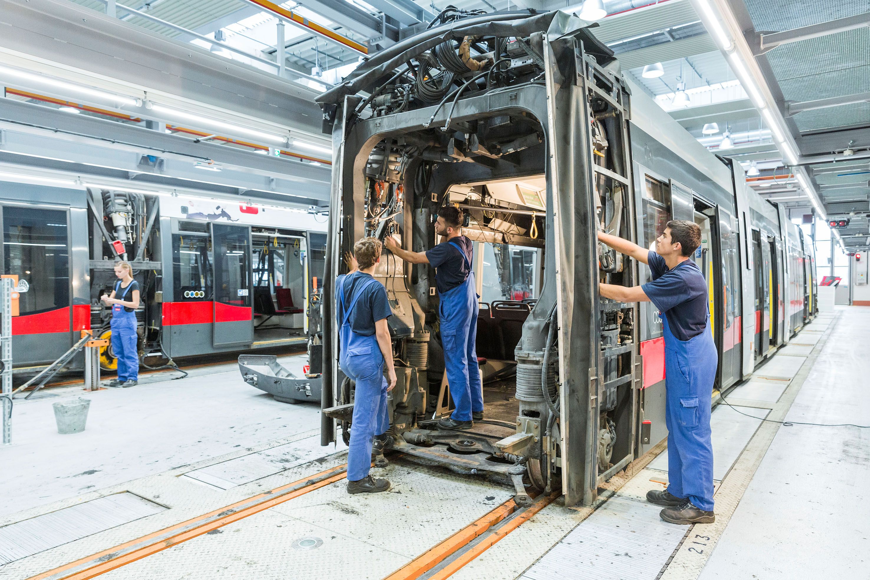 Seit 50 Jahren werden in Simmering Fahrzeuge der Wiener Linien in Schuss gehalten. Wirf einen Blick hinter die Kulissen am Tag der offenen Tür!
