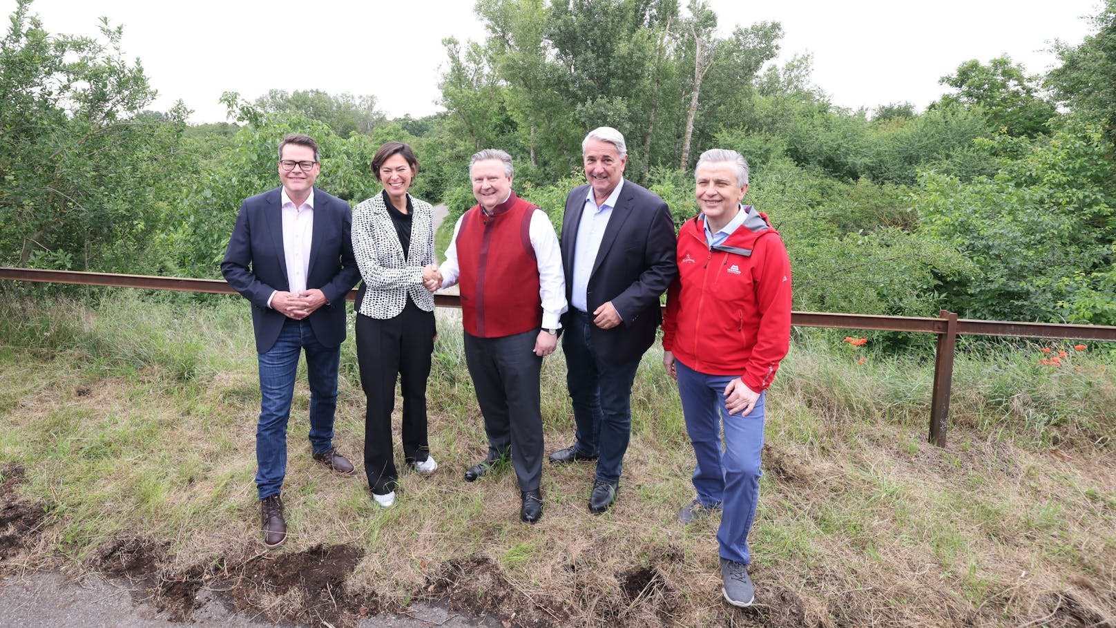 Bürgermeister Michael Ludwig (Mitte) mit Klimastadtrat Jürgen Czernohorszky, ÖBB Infra-Vorständin Silvia Angelo, Bezirksvorsteher Ernst Nevrivy, SPÖ-Klubvorsitzender und Donaustädter Gemeinderat Josef Taucher.