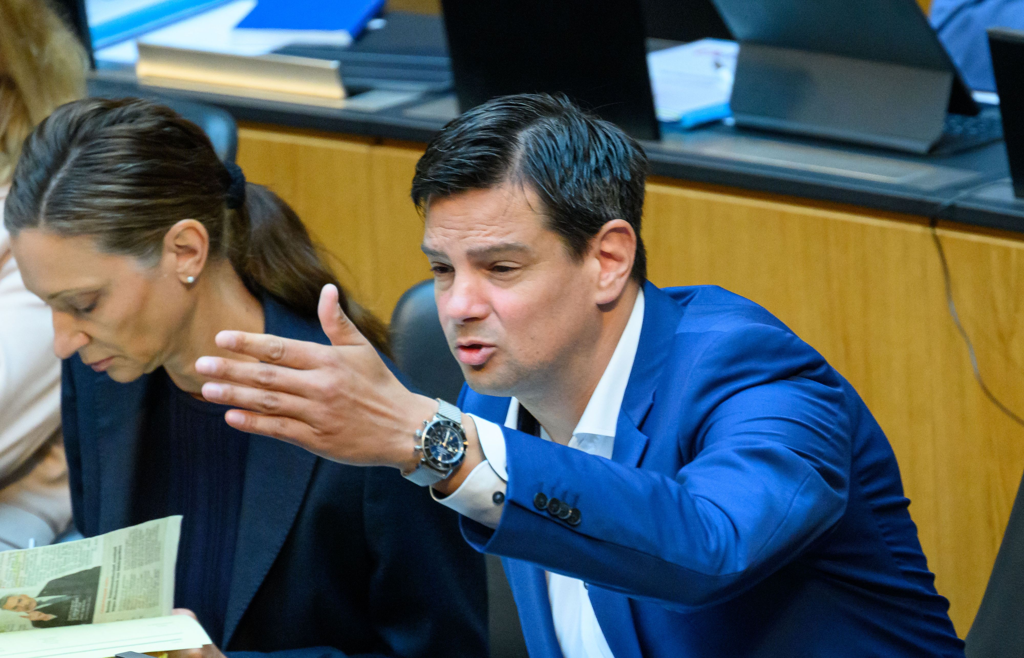 Abgeordneter Hannes Amesbauer (FPÖ) bei der 266. Sitzung des Nationalrats im Parlament.