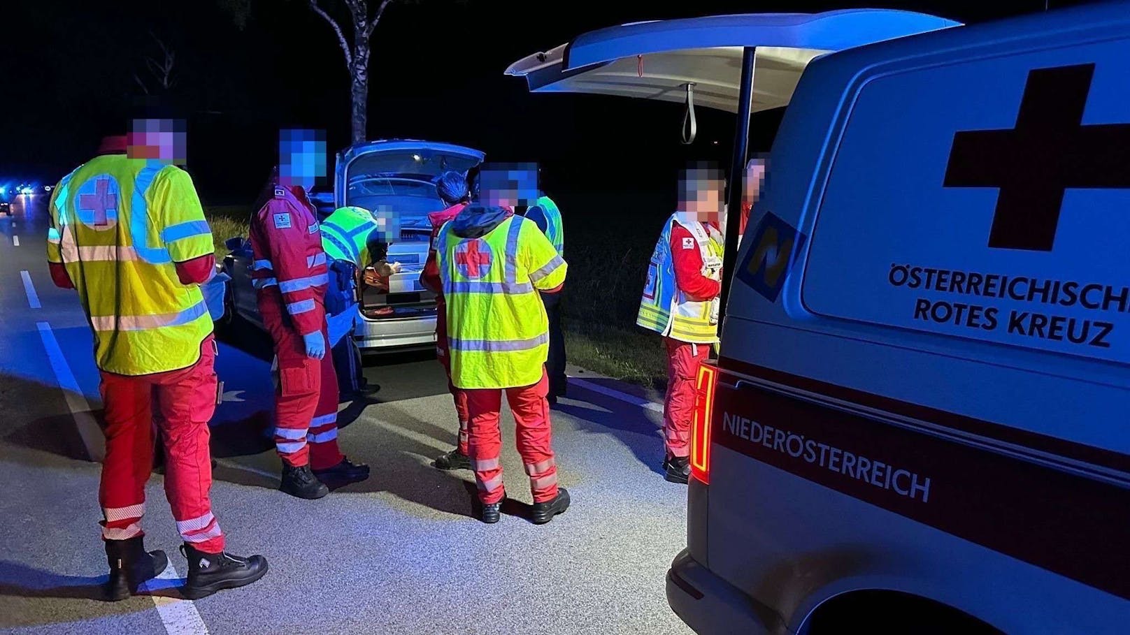 Auf der Bundesstraße 1 im Bezirk St. Pölten bei Pottenbrunn ist es am späten Donnerstagabend zu einem schweren Verkehrsunfall gekommen. Für eine Pkw-Lenkerin kam dabei jede Hilfe zu spät.