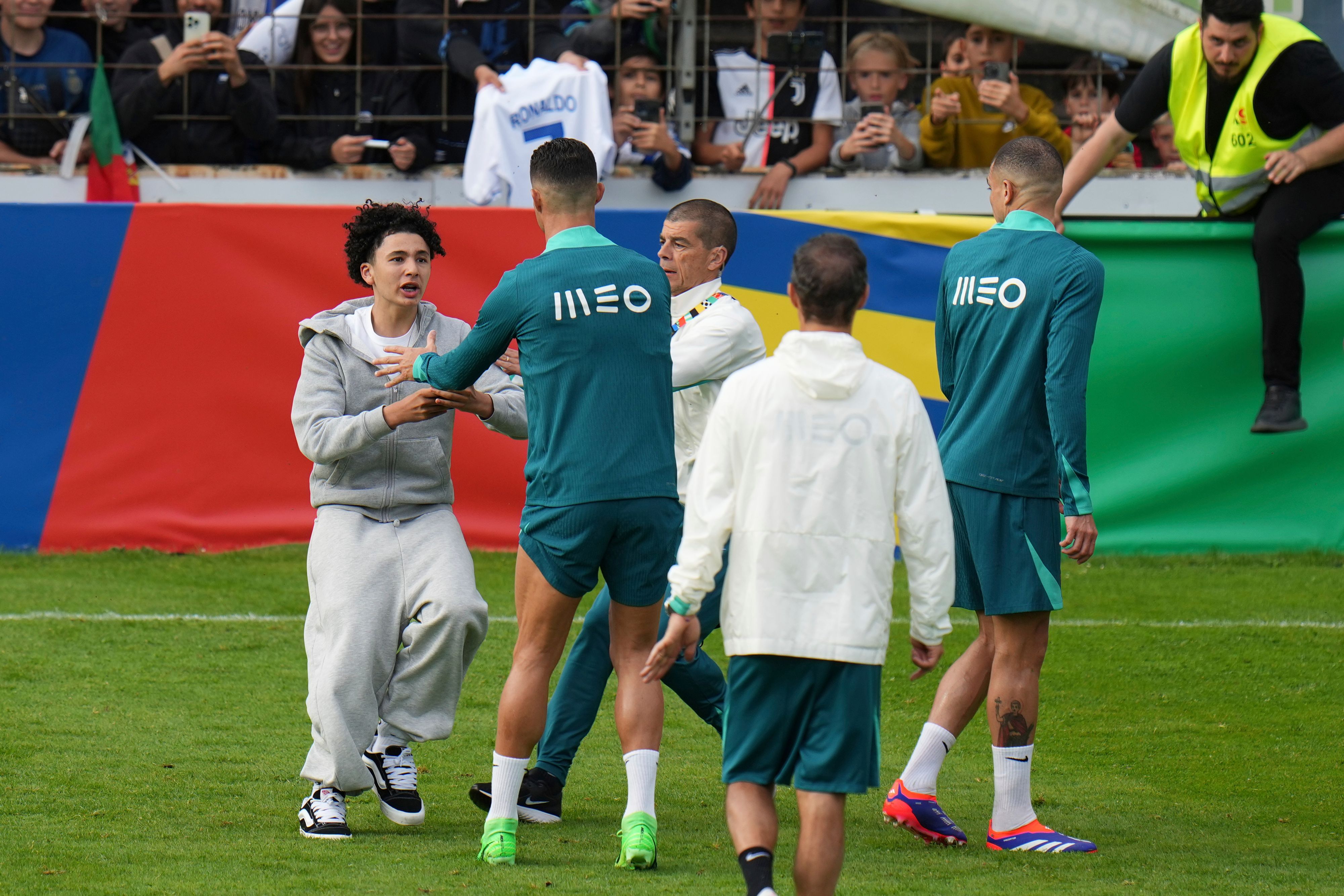 Download von www.picturedesk.com am 14.06.2024 (21:38). Die Flitzer haben Ronaldo erwischt