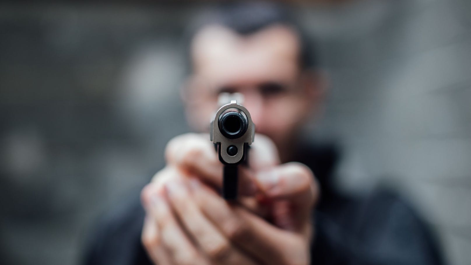 Mann will 23-Jährigen überfallen – Opfer zückt Waffe