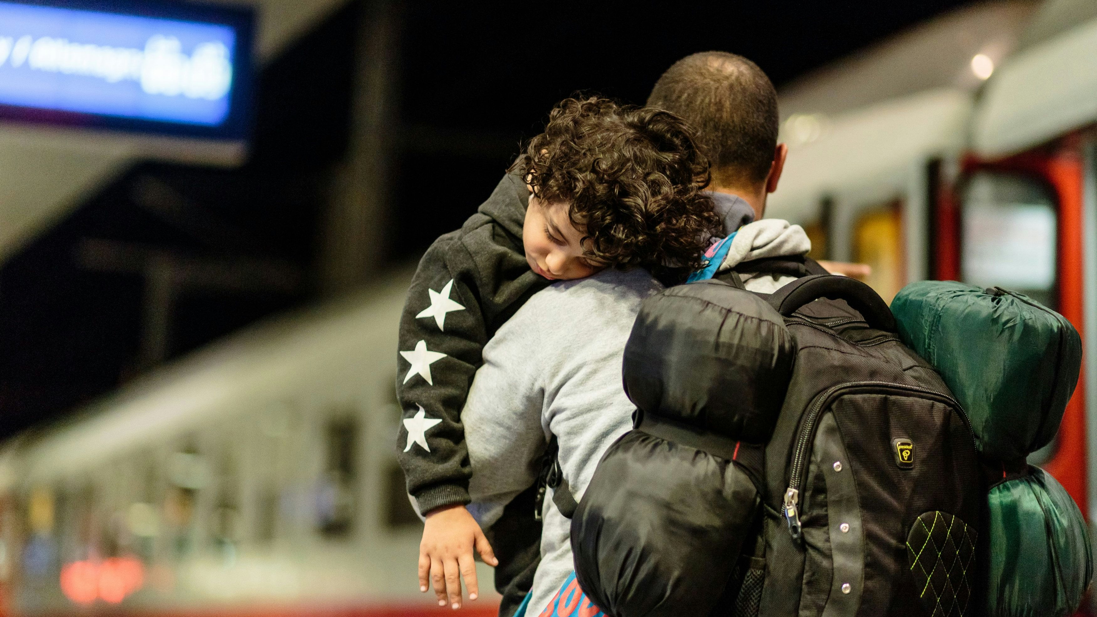 Syrische Flüchtlinge im September 2015 am Hauptbahnhof Salzburg auf ihrer Weiterreise nach Deutschland