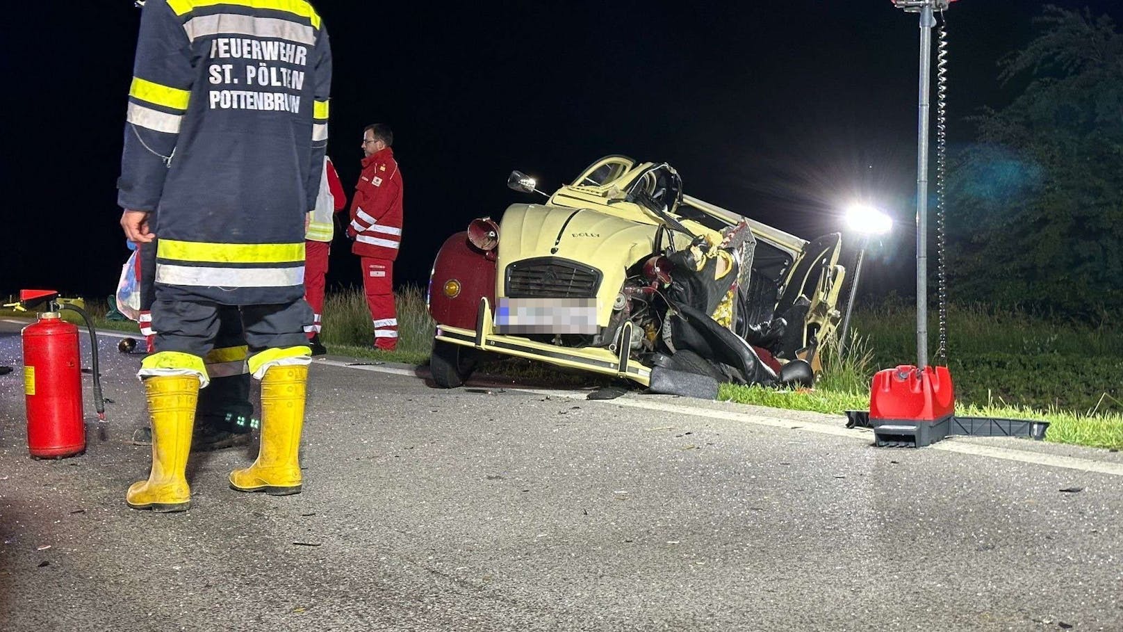 Auf der Bundesstraße 1 im Bezirk St. Pölten bei Pottenbrunn ist es am späten Donnerstagabend zu einem schweren Verkehrsunfall gekommen. Für eine Pkw-Lenkerin kam dabei jede Hilfe zu spät.