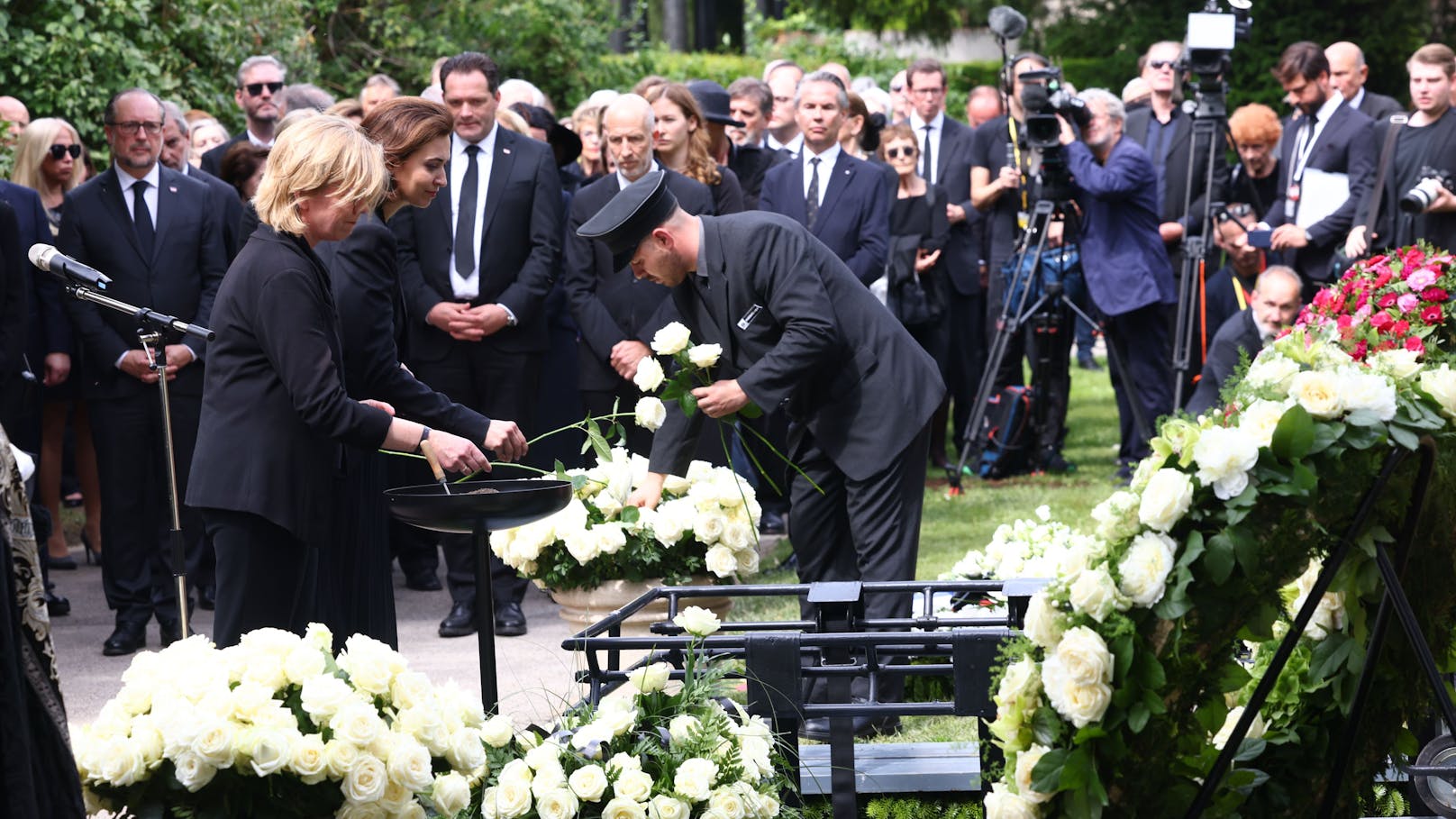 Justizministerin Alma Zadić und Umweltministerin Leonore Gewessler am Ehrengrab von Brigitte Bierlein