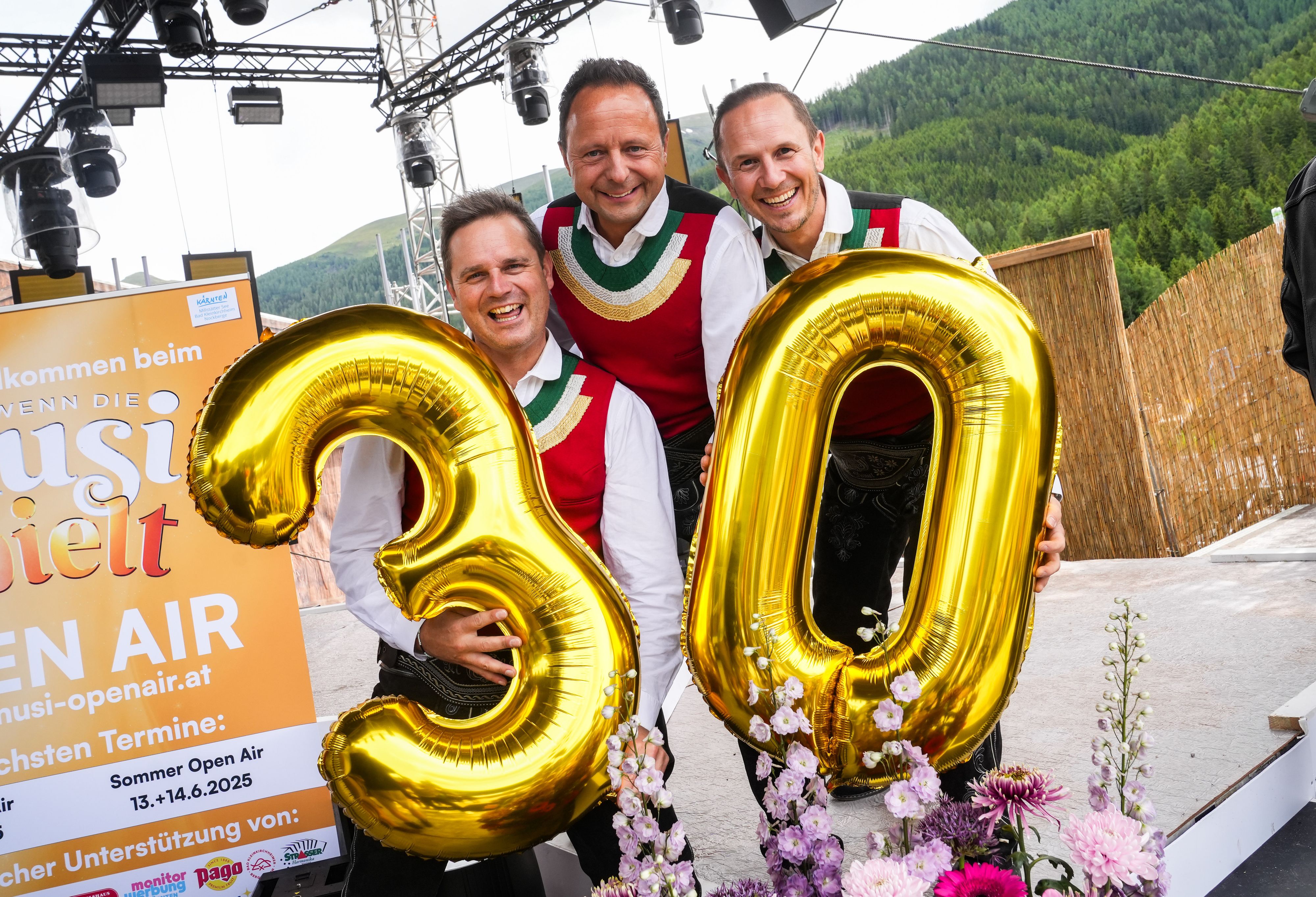 Seit über 30 Jahren sorgen die <strong>Jungen Zillertaler</strong> (kurz: JuZis) Michael, Markus und Daniel für Stimmung.