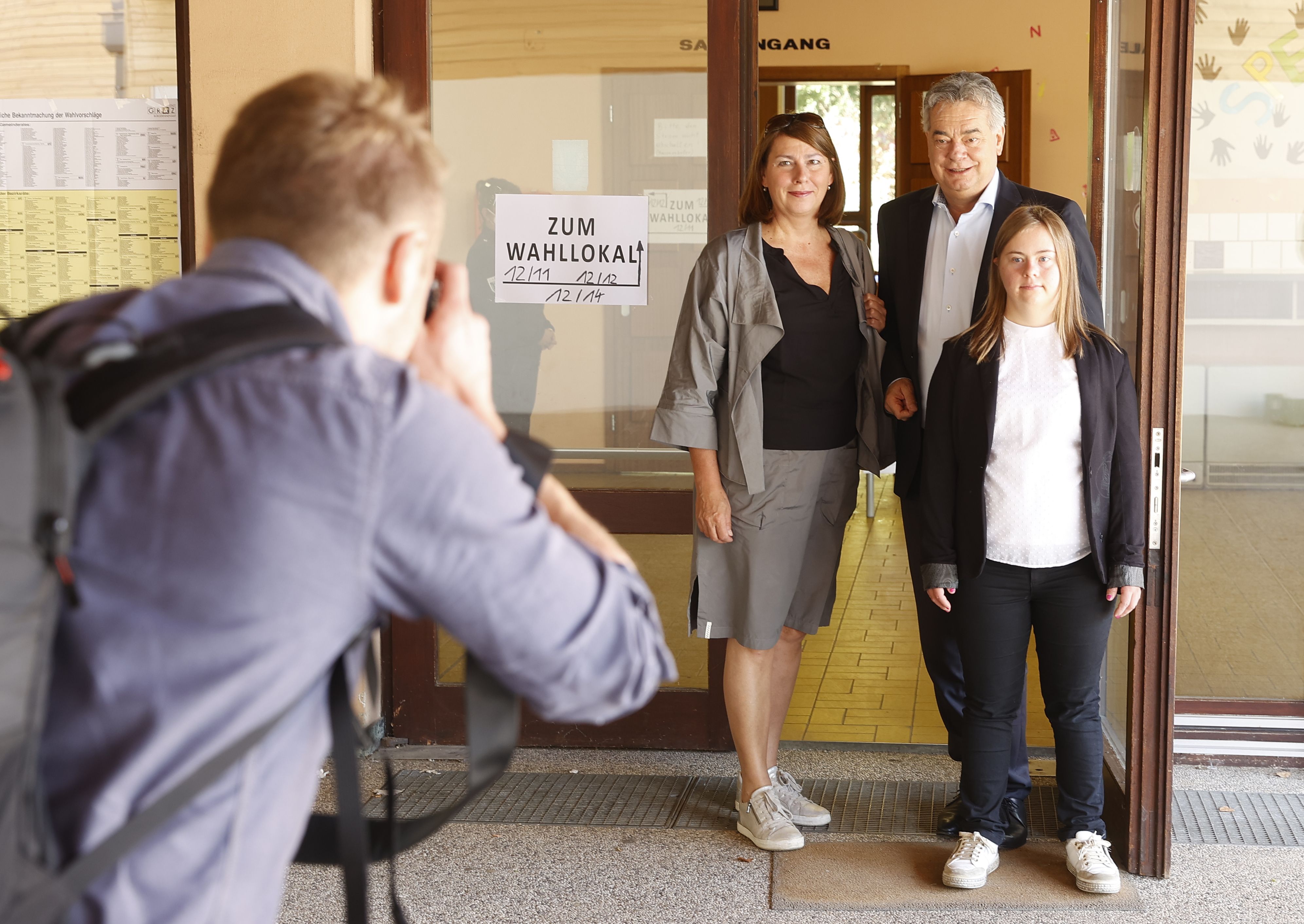 Vizekanzler Werner Kogler mit seiner Lebenspartnerin Sabine Jungwirth und ihrer Tochter Miriam bei der Gemeinderatswahl 2021 in Graz.