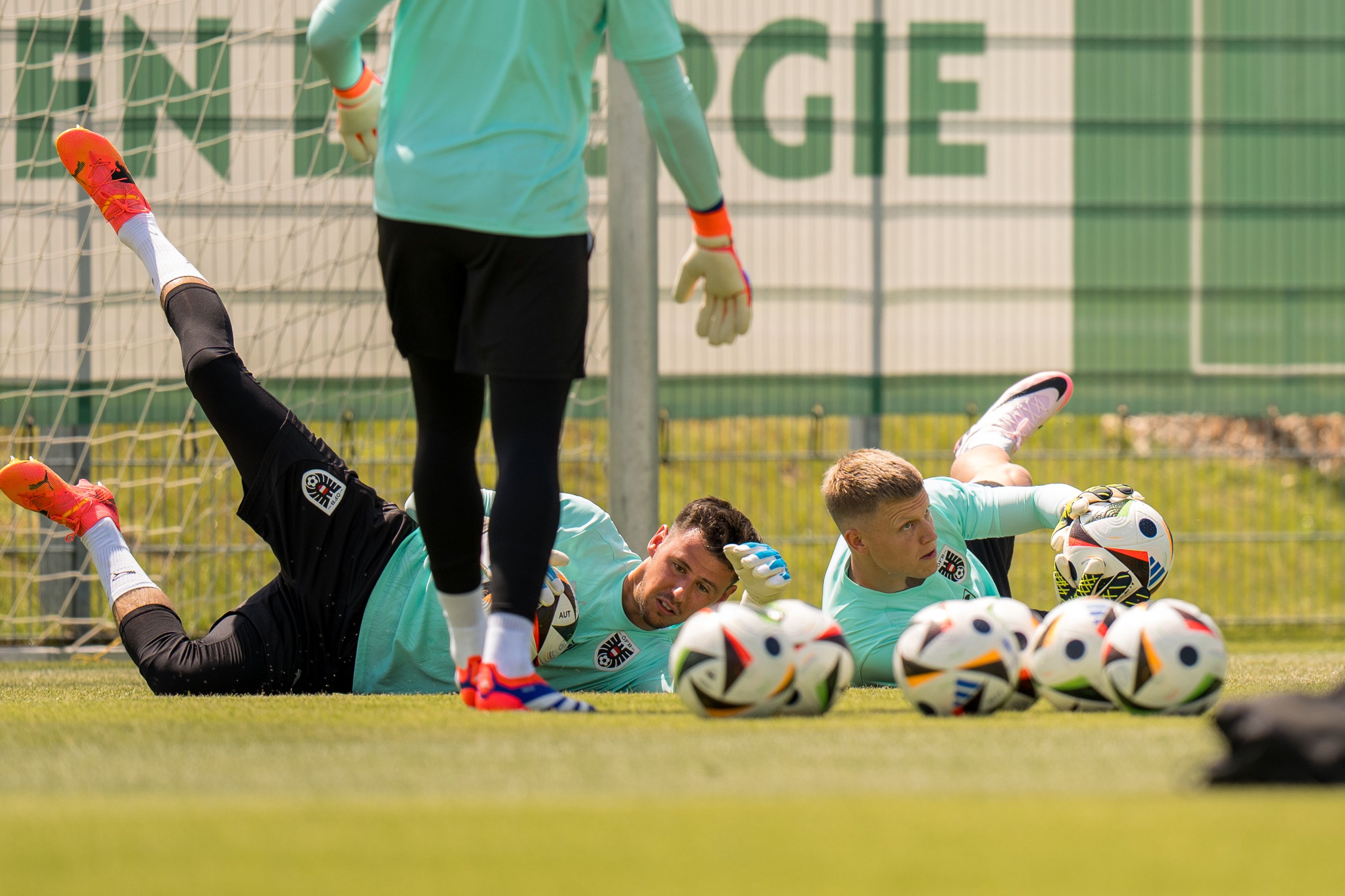 Patrick Pentz (r.) steht gegen Frankreich im Tor.