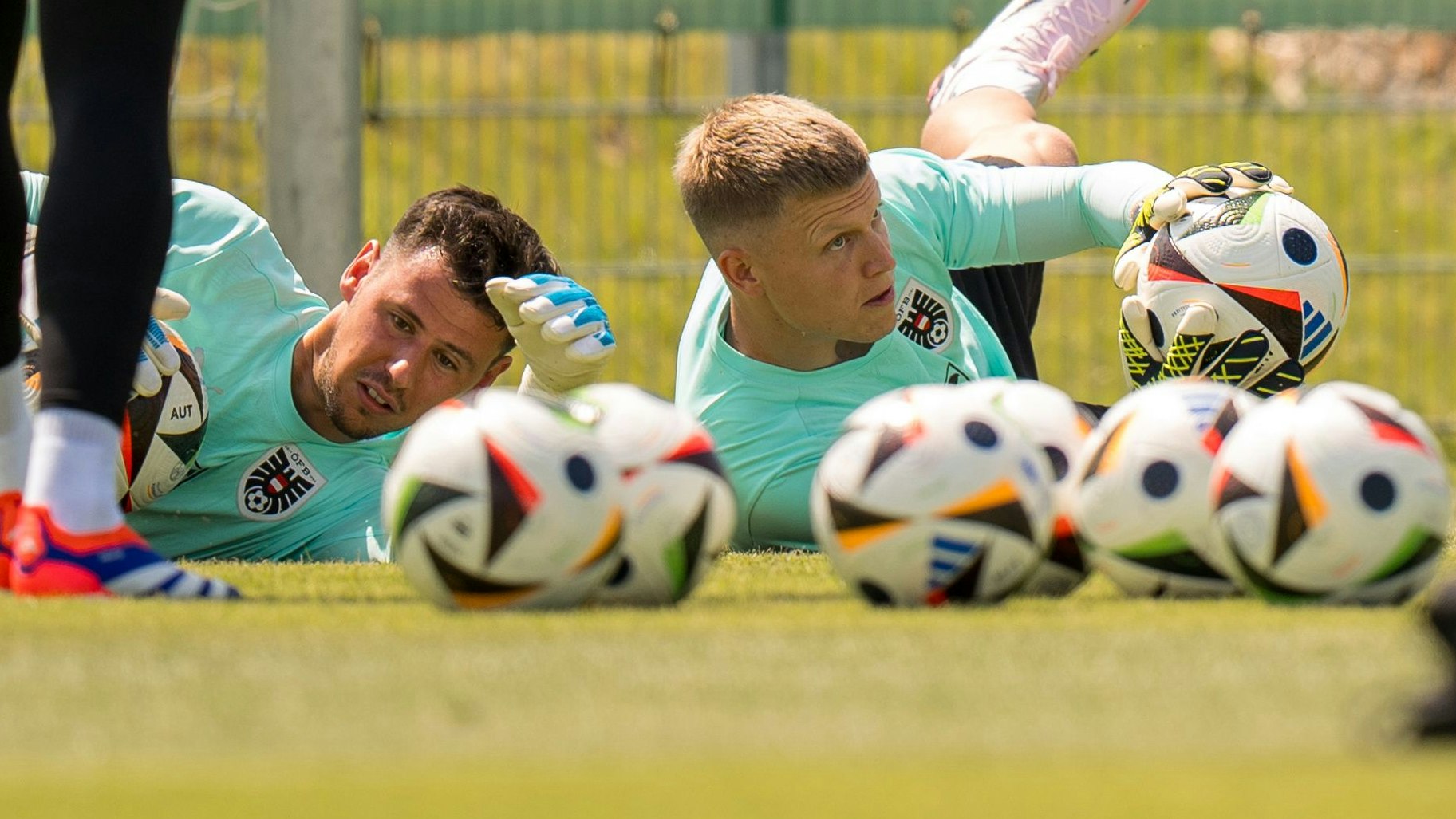 Patrick Pentz (r.) steht gegen Frankreich im Tor.