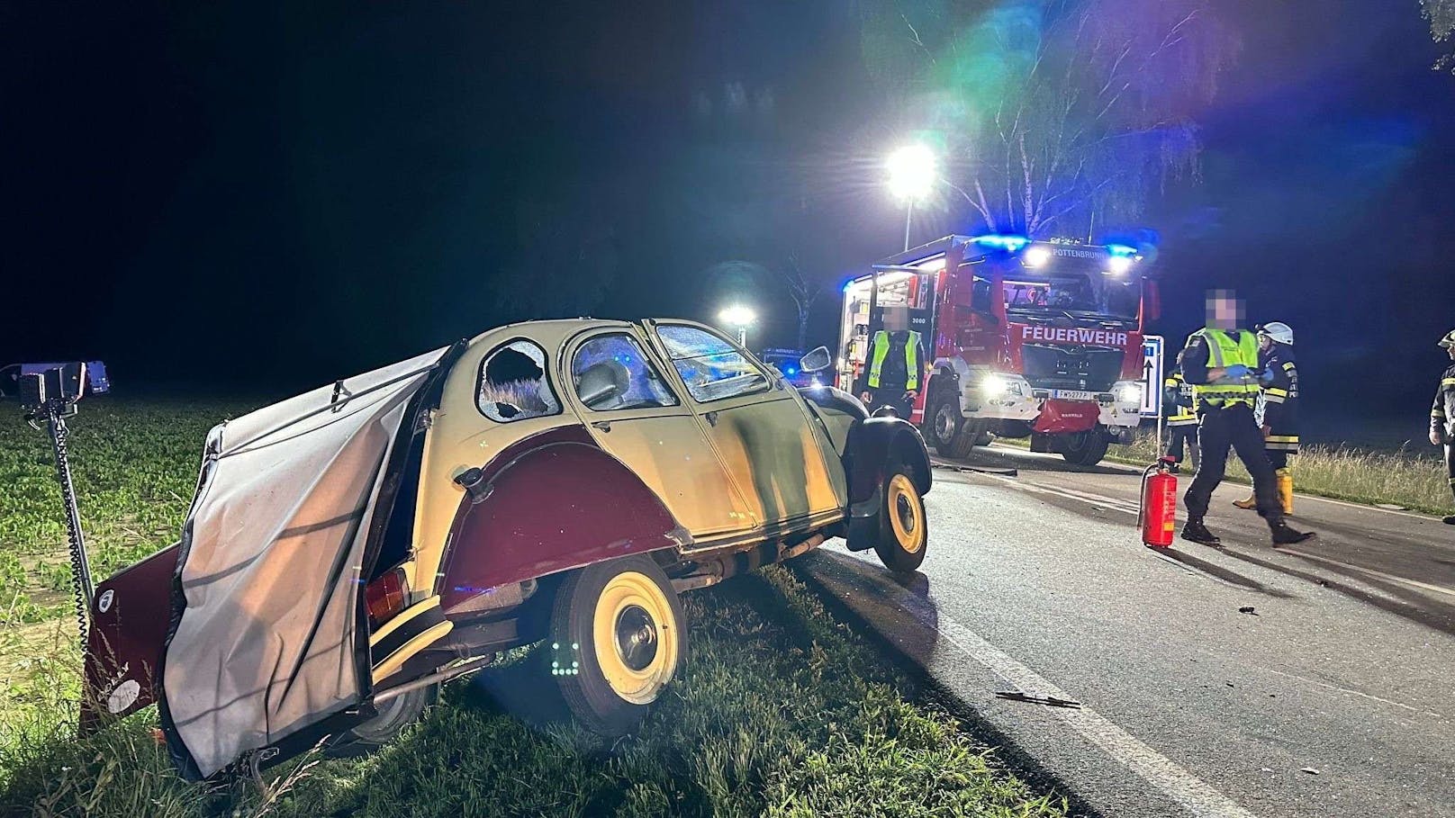 Auf der Bundesstraße 1 im Bezirk St. Pölten bei Pottenbrunn ist es am späten Donnerstagabend zu einem schweren Verkehrsunfall gekommen. Für eine Pkw-Lenkerin kam dabei jede Hilfe zu spät.