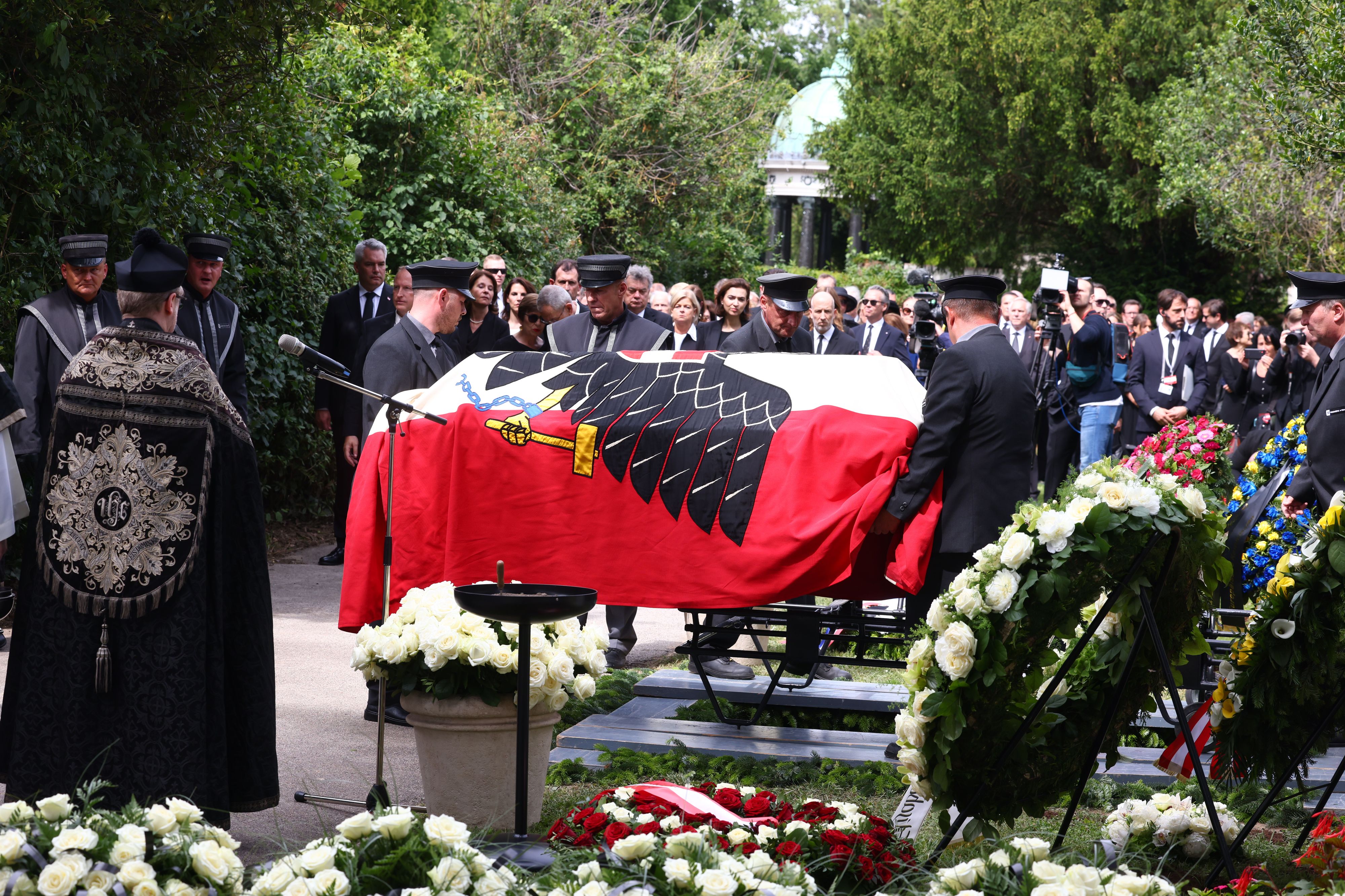 Die rot-weiß-rote Fahne bedeckt den Sarg von Ex-Kanzlerin Bierlein, die nun im Ehrengrab auf dem Zentralfriedhof ruht.