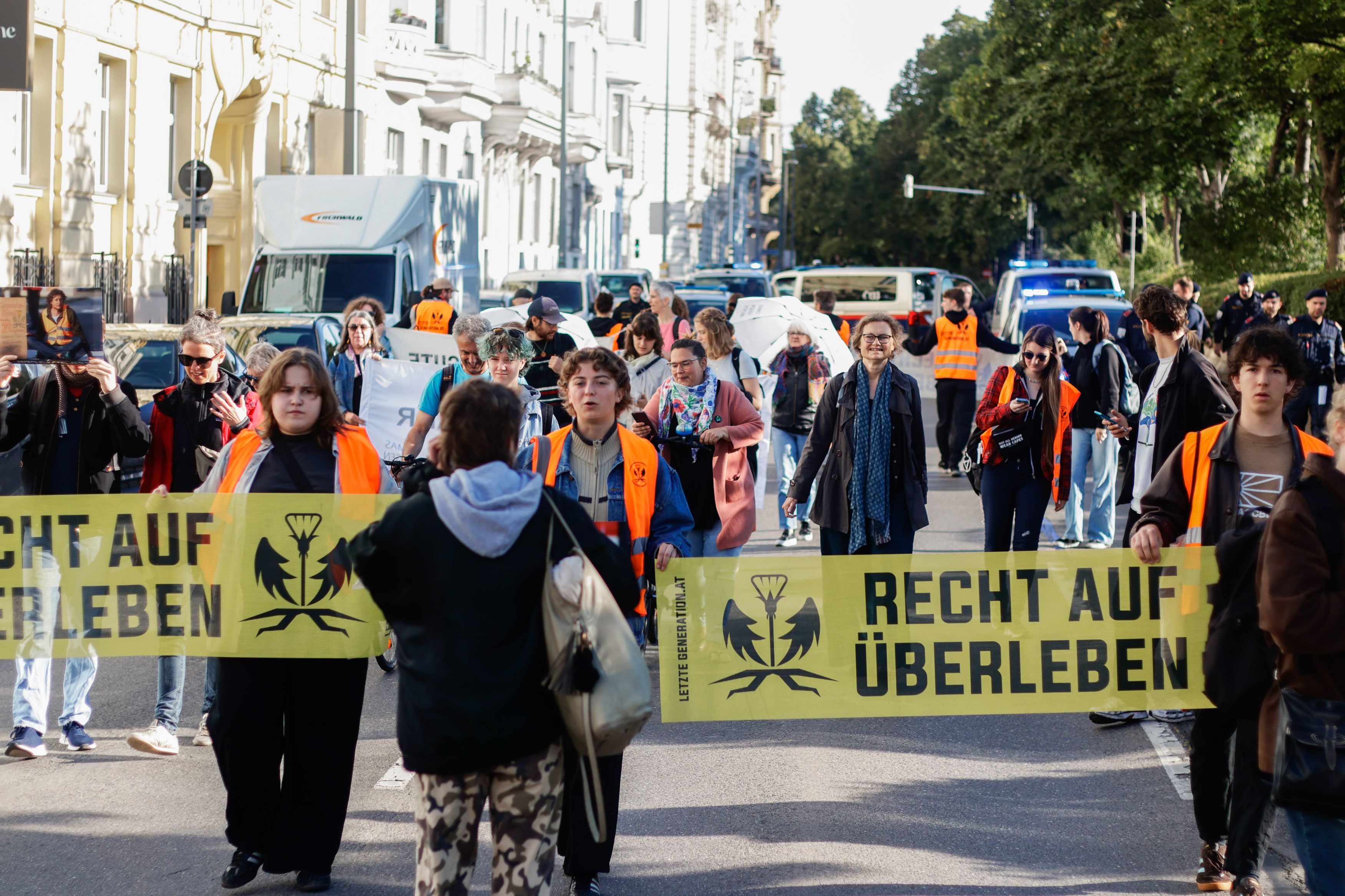 Freitagmorgen blockierten Mitglieder der Letzten Generation erneut die Straßen.