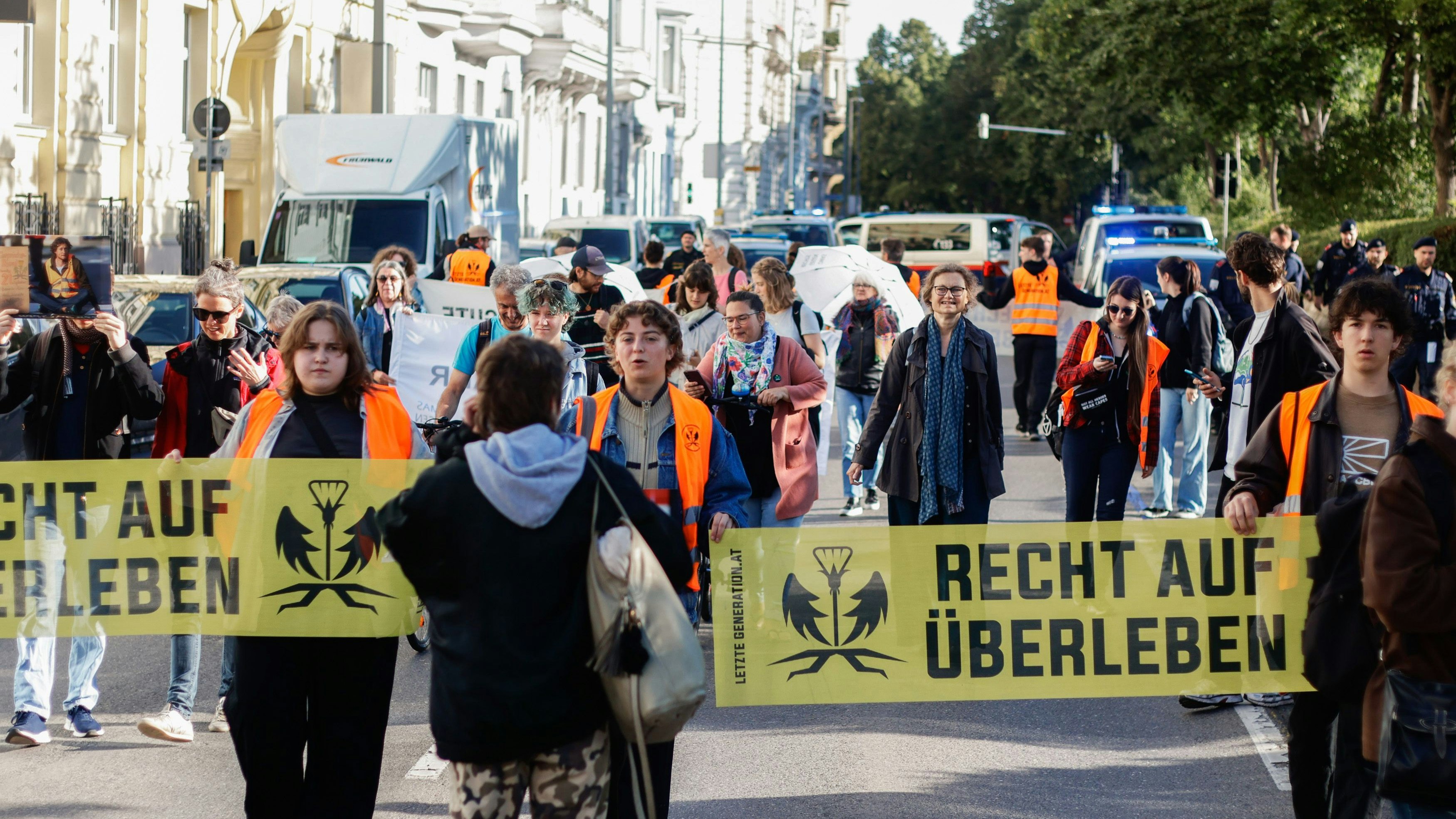 Freitagmorgen blockierten Mitglieder der Letzten Generation erneut die Straßen.