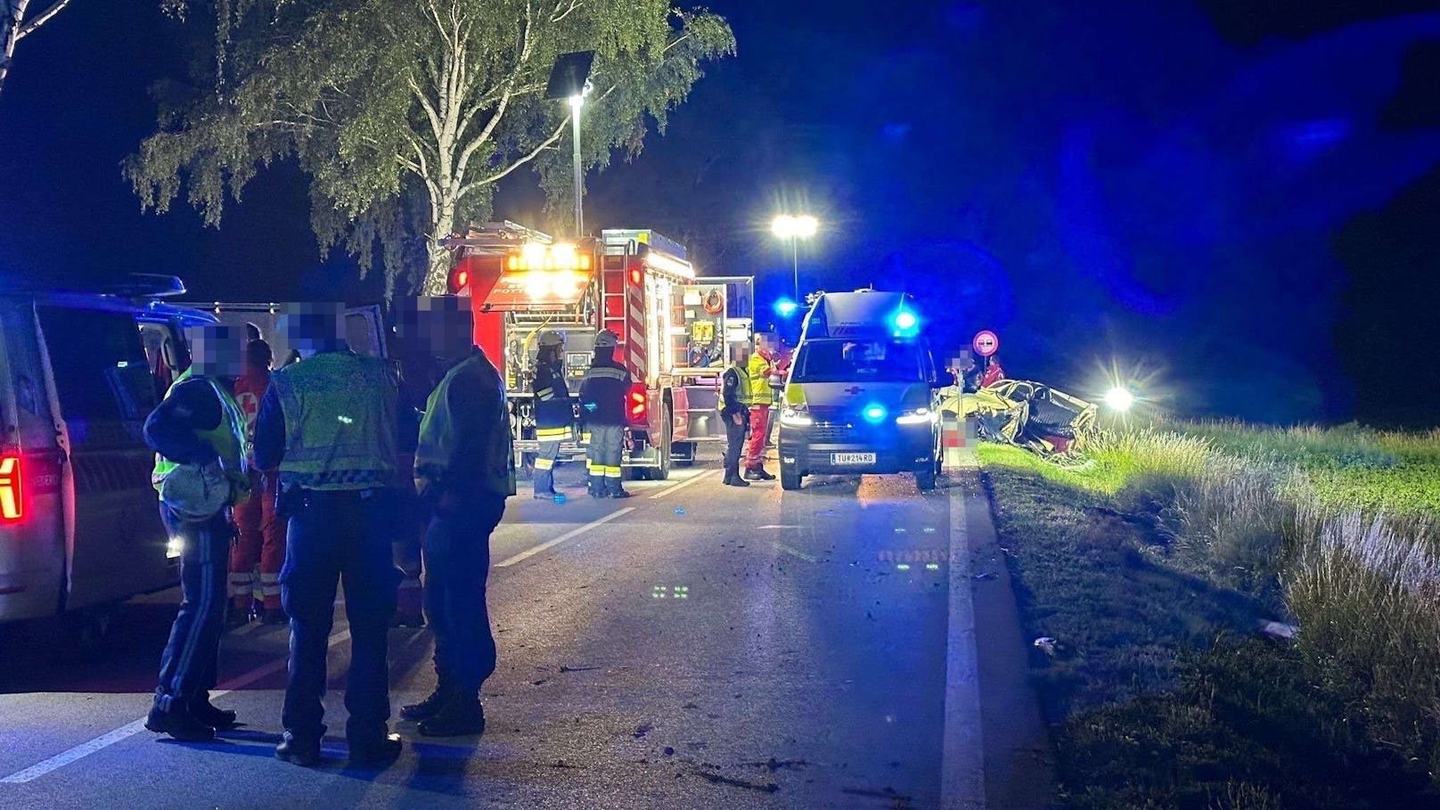 Auf der Bundesstraße 1 im Bezirk St. Pölten bei Pottenbrunn ist es am späten Donnerstagabend zu einem schweren Verkehrsunfall gekommen. Für eine Pkw-Lenkerin kam dabei jede Hilfe zu spät.