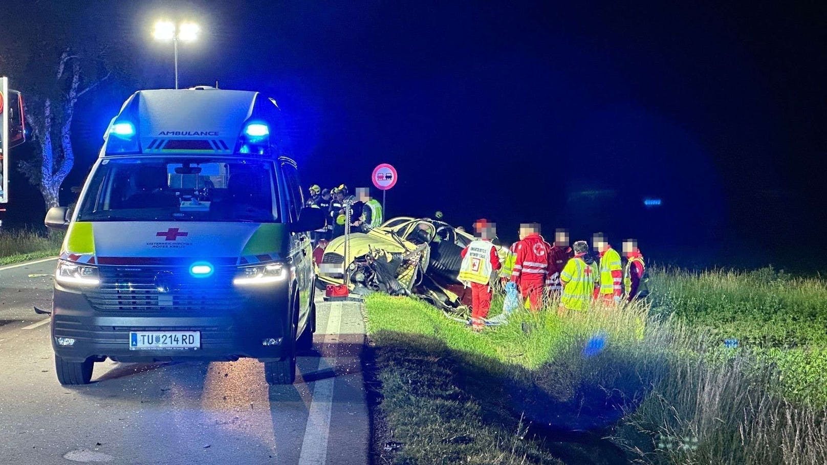 Auf der Bundesstraße 1 im Bezirk St. Pölten bei Pottenbrunn ist es am späten Donnerstagabend zu einem schweren Verkehrsunfall gekommen. Für eine Pkw-Lenkerin kam dabei jede Hilfe zu spät.