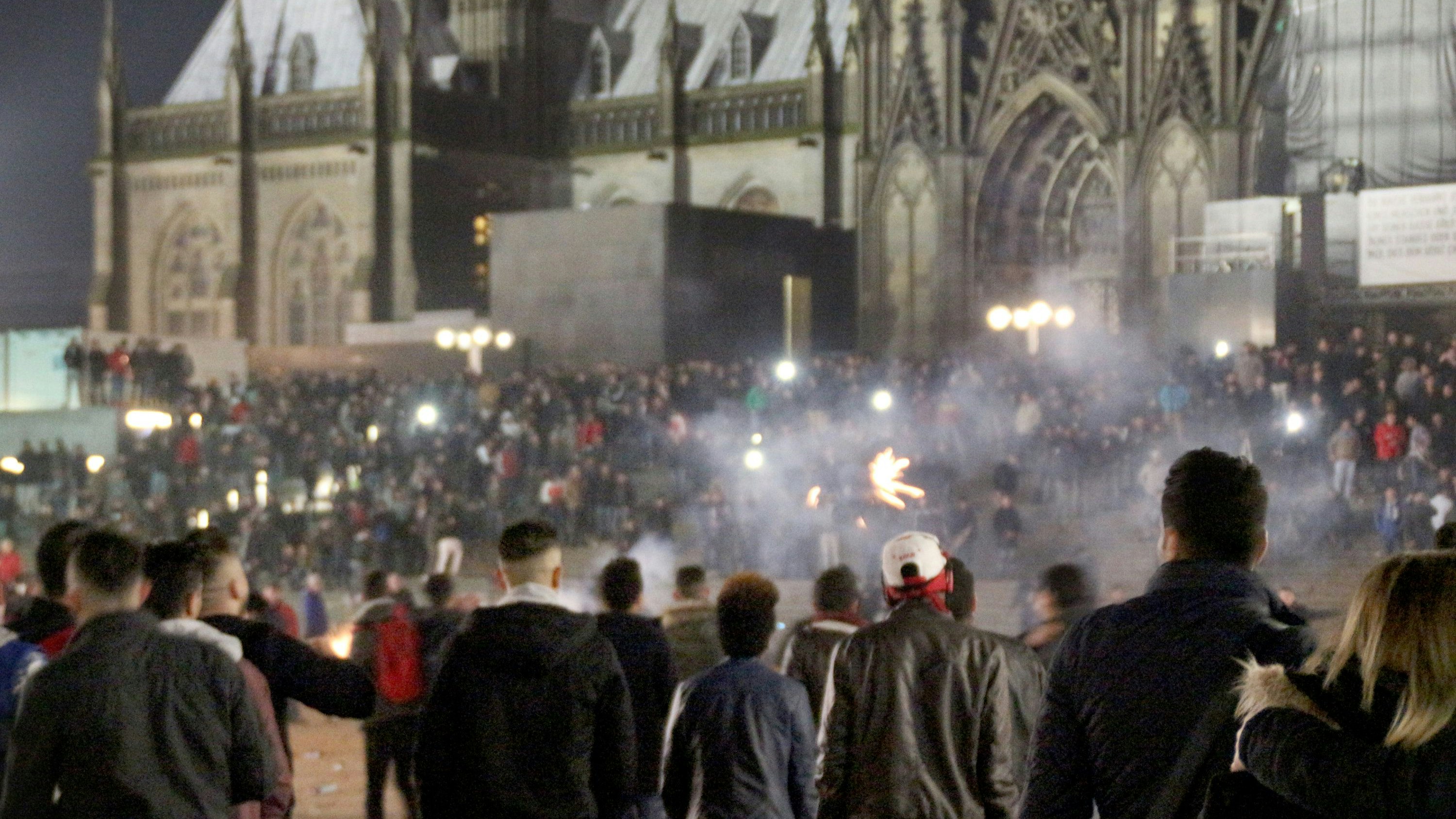 In der Silvesternacht 2015/16 wurden am Kölner Hauptbahnhof Frauen sexuell belästigt und ausgeraubt