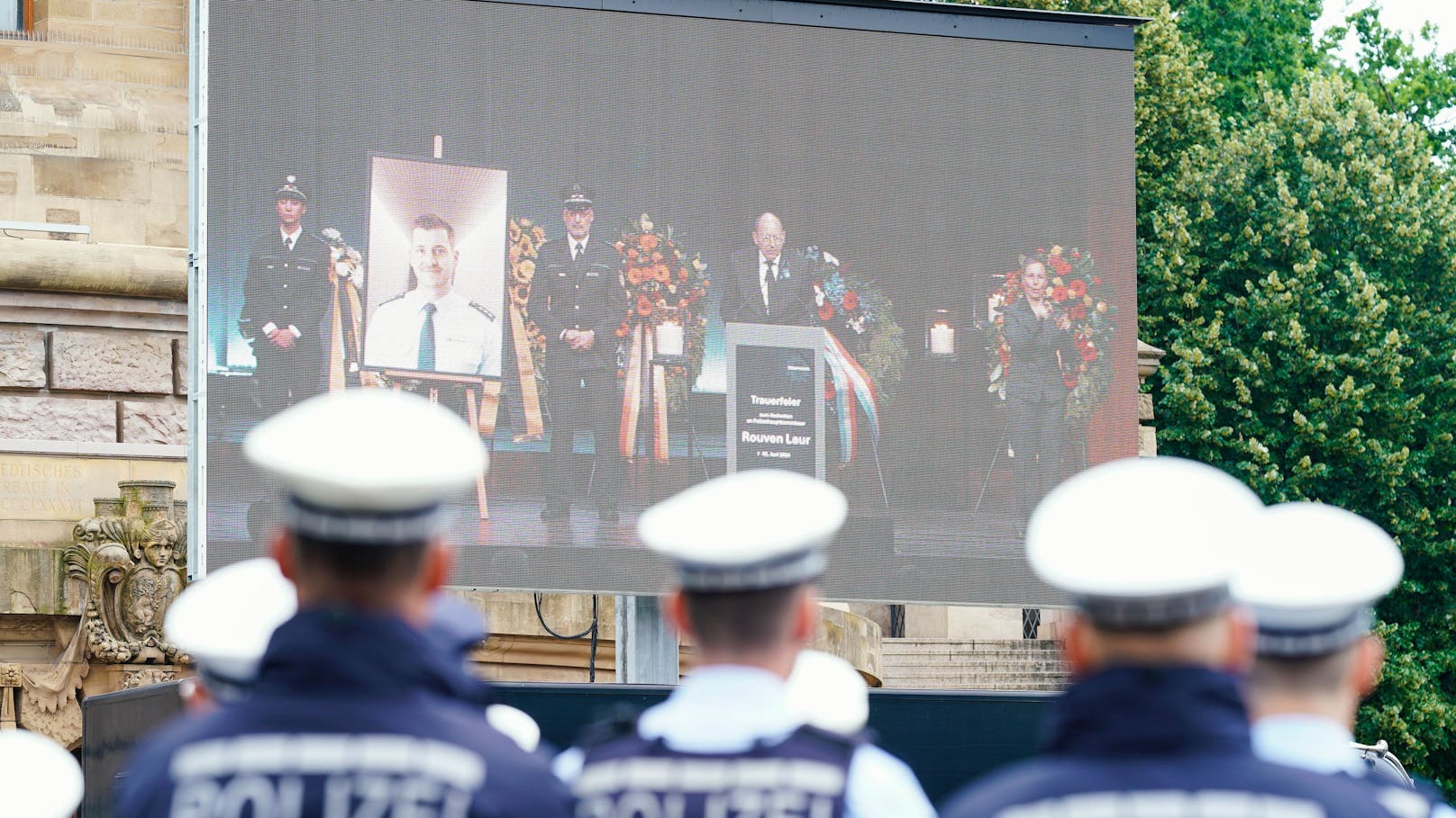 2000 Polizisten und Bürger nahmen am Trauerzug für Polizist Rouven Laur teil.