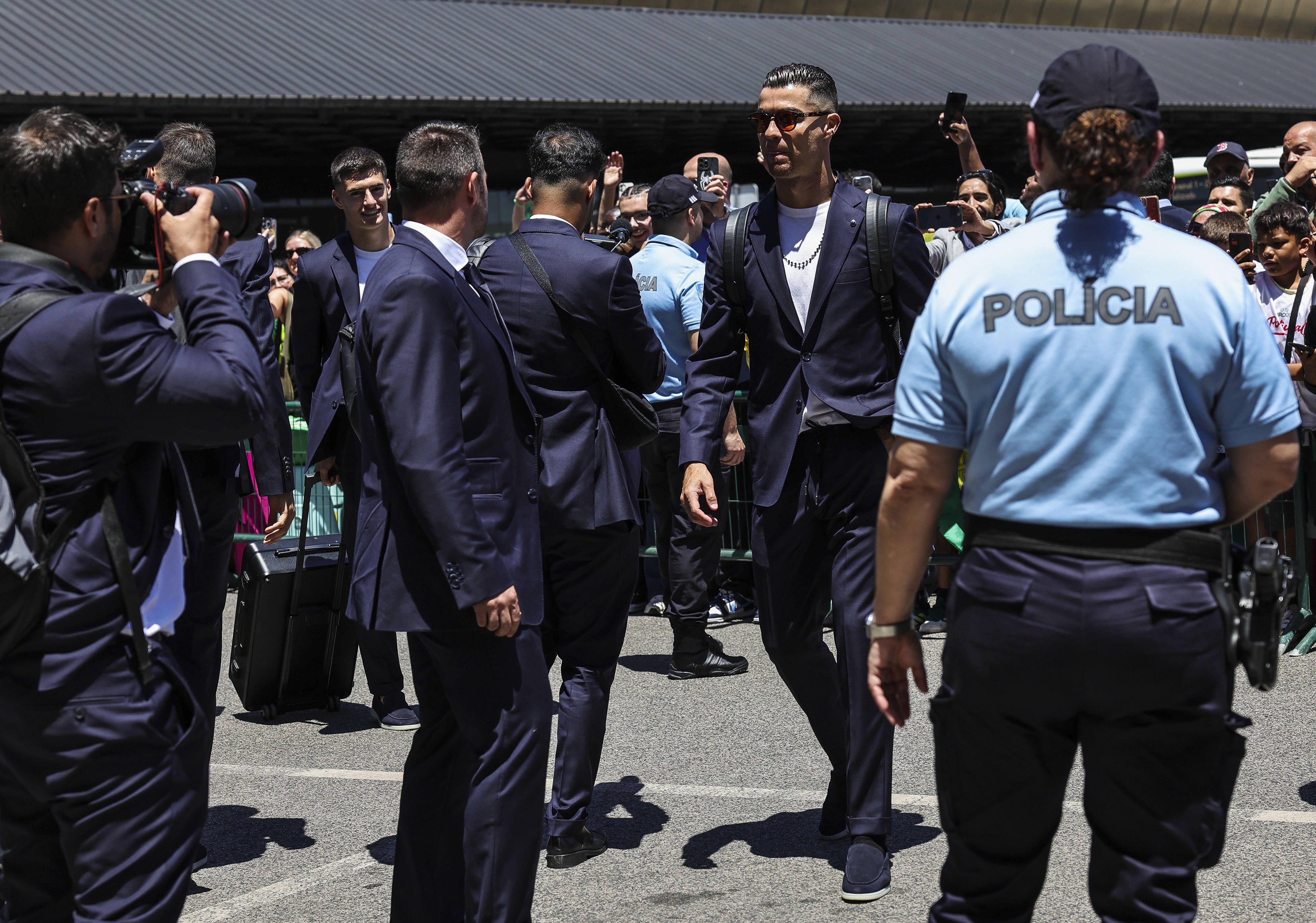 Cristiano Ronaldo wurde bei der Ankunft im Teamhotel gut beschützt.