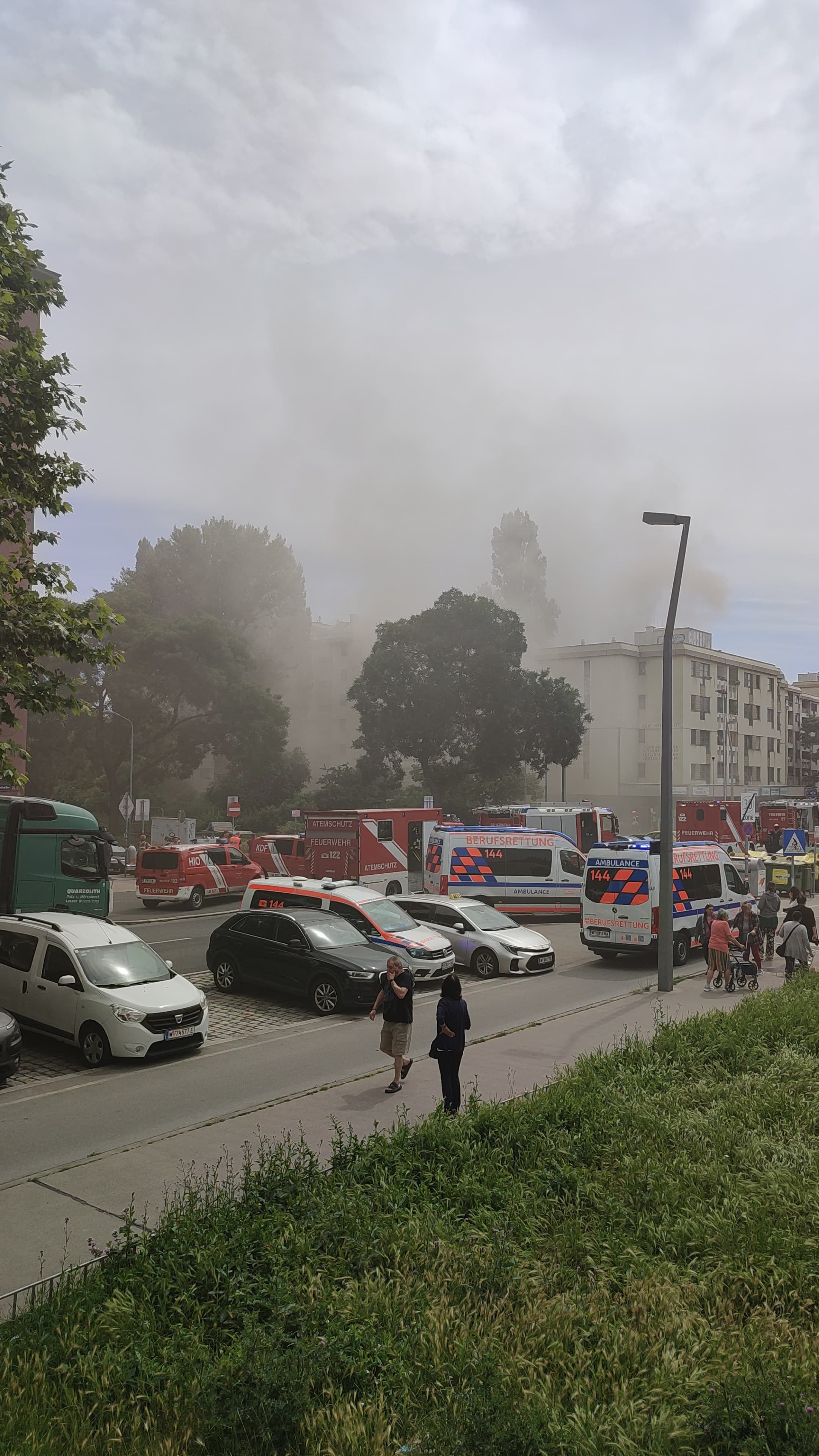In der Engerthstraße kam es am Freitag zu einem Kellerbrand. Die Feuerwehr ist im Einsatz.