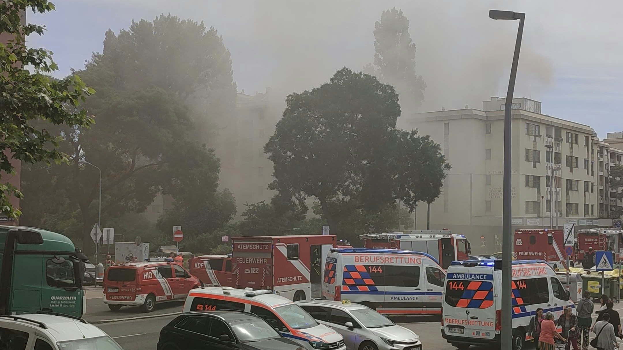 In der Engerthstraße kam es am Freitag zu einem Kellerbrand. Die Feuerwehr ist im Einsatz.