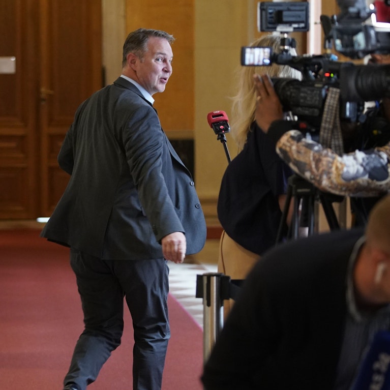 Außer Spesen viel gewesen? Beim Budget gaukelt die Regierung vor, mit eiserner Hand zu sparen. Beim Geldausgeben für sich selbst aber juckt der Finger. Wenn das nicht als Problem erkannt wird, ist bald Schluss mit der Gemütlichkeit.