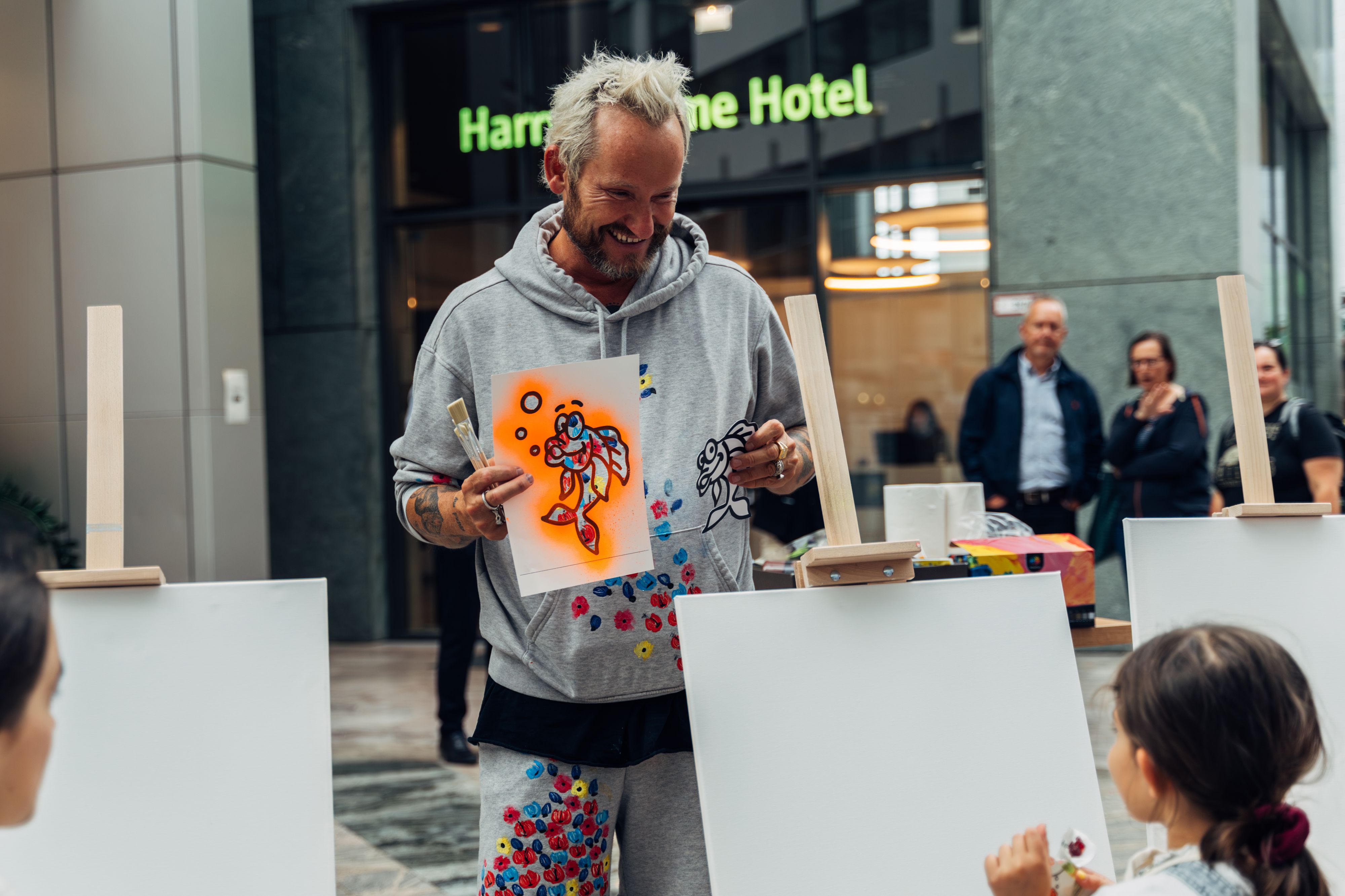 Zum 75-jährigen Jubiläum von SOS-Kinderdorf hat sich harry’s home nun etwas Besonderes einfallen lassen: Eine Malaktion mit dem renommierten Künstler Franz-Josef Baur. 