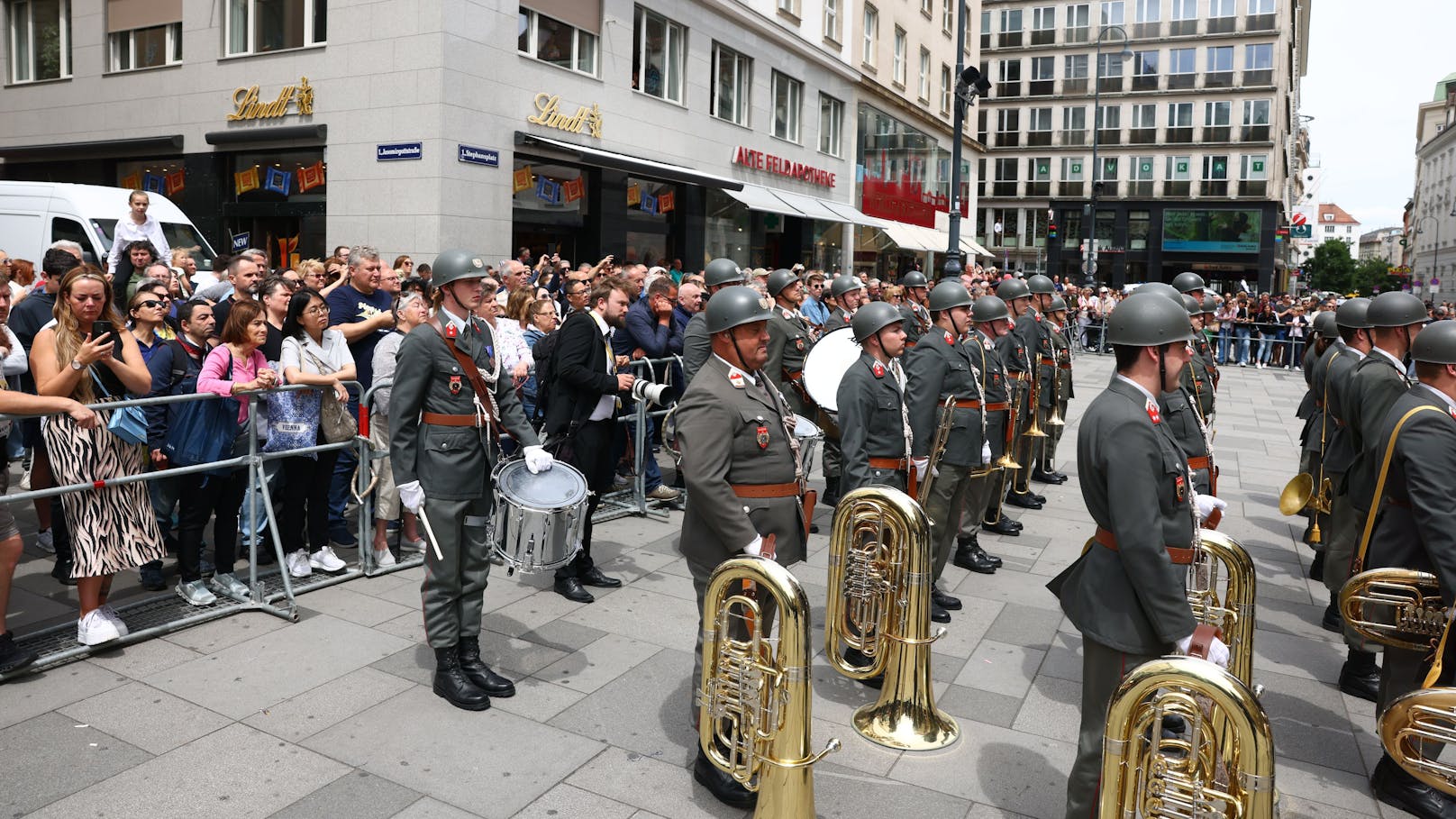 Der Sarg von Brigitte Bierlein wurde auf den Stephansplatz getragen, wo eine Militärmusikkapelle die Bundeshymne spielte.