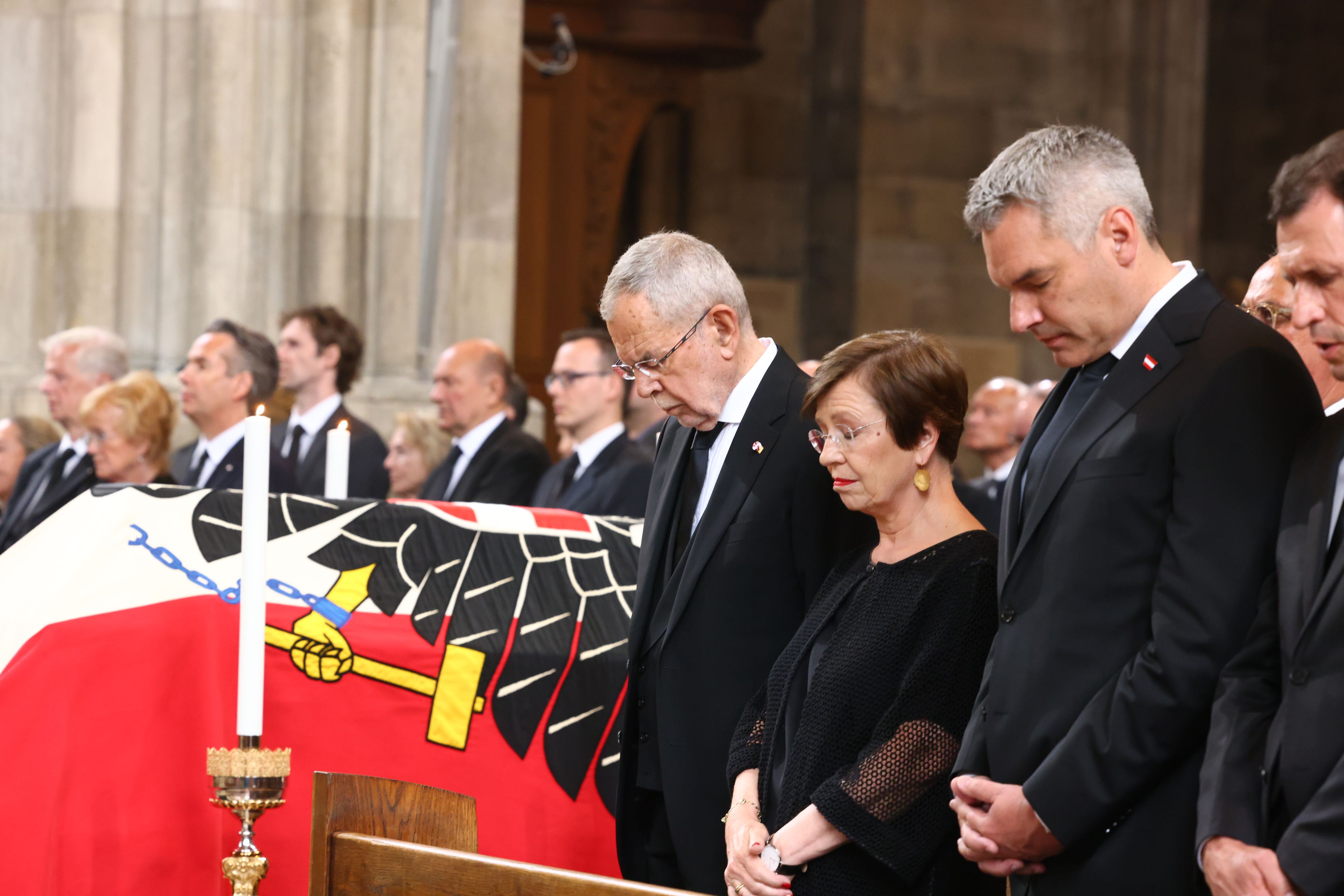 Bundespräsident Alexander Van der Bellen, Ehefrau Doris Schmidauer und Kanzler Karl Nehammer erwiesen Bierlein die letzte Ehre.